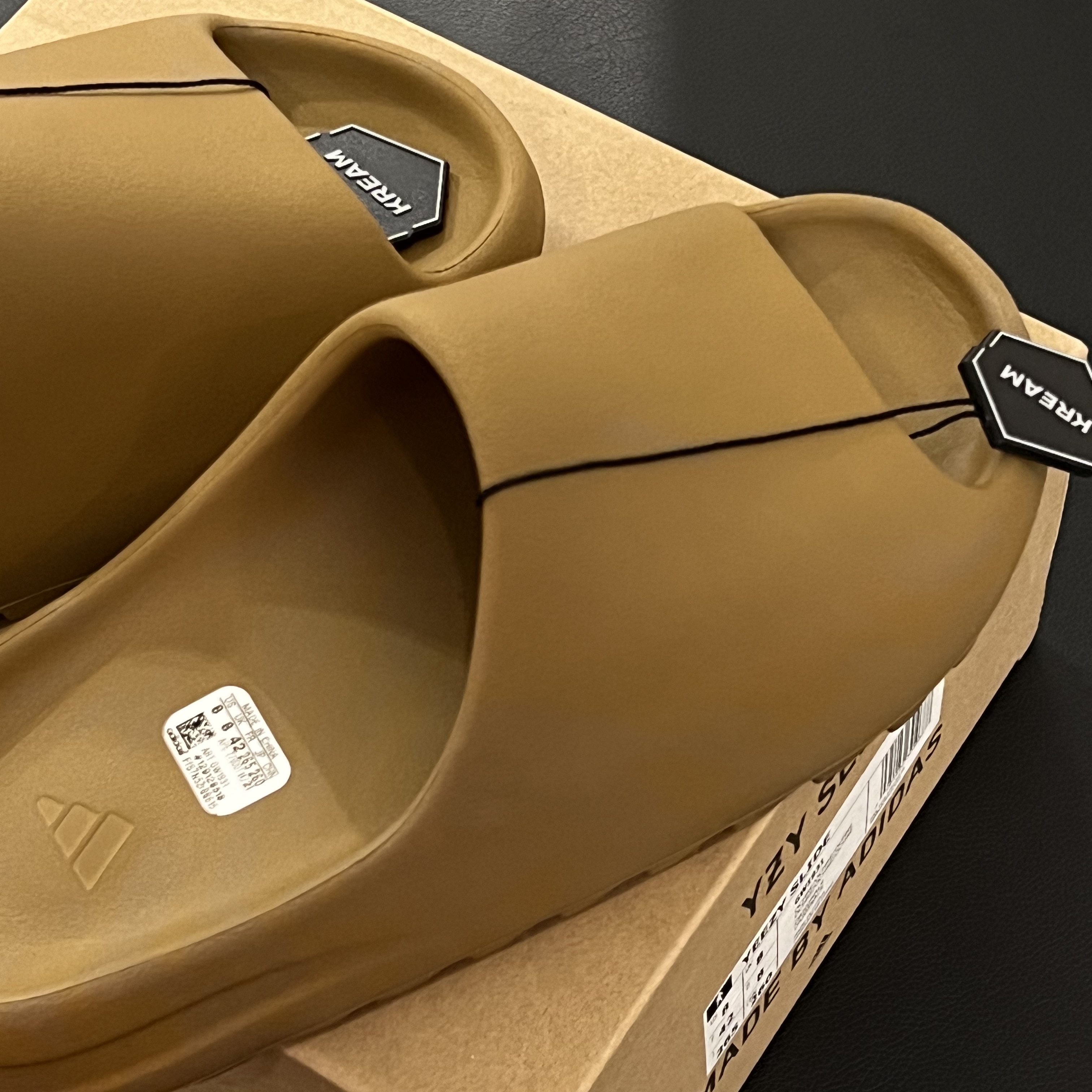Adidas Yeezy Slide Ochre 착용 스타일 - 2