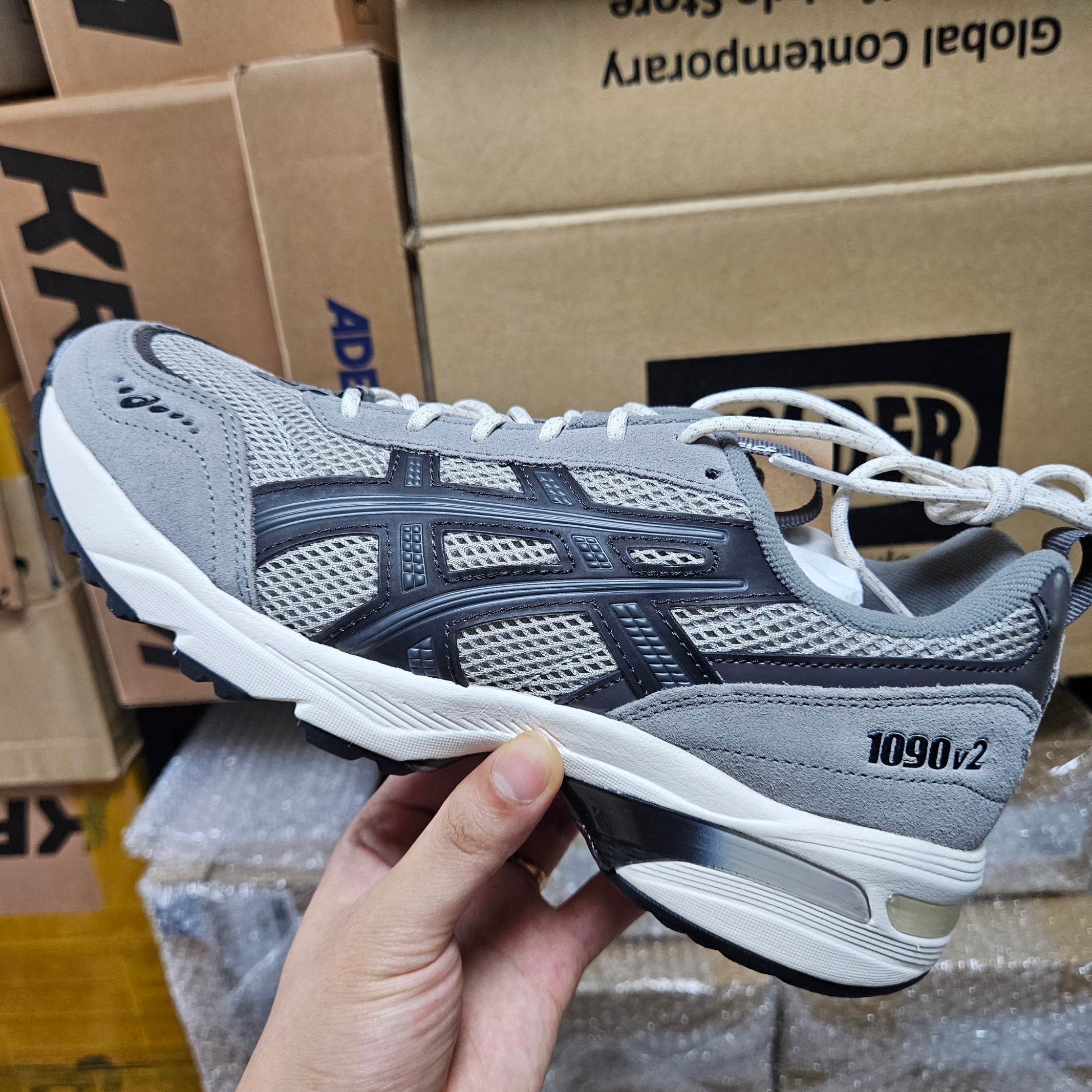 Asics Gel-1090 V2 Oyster Grey 착용 스타일