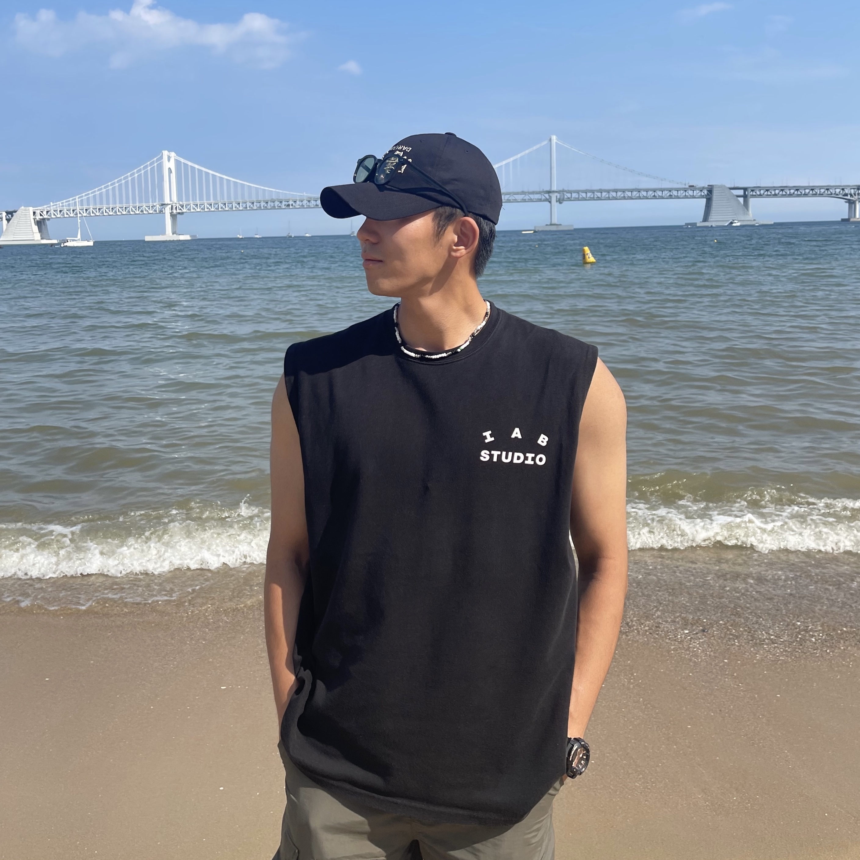 Darkr8m Studio Upside Down Silver Logo Cap 착용 스타일