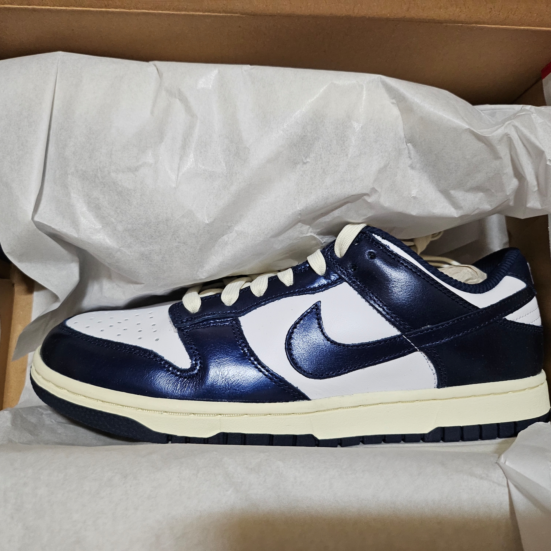 (W) Nike Dunk Low PRM Midnight Navy and White 착용 스타일