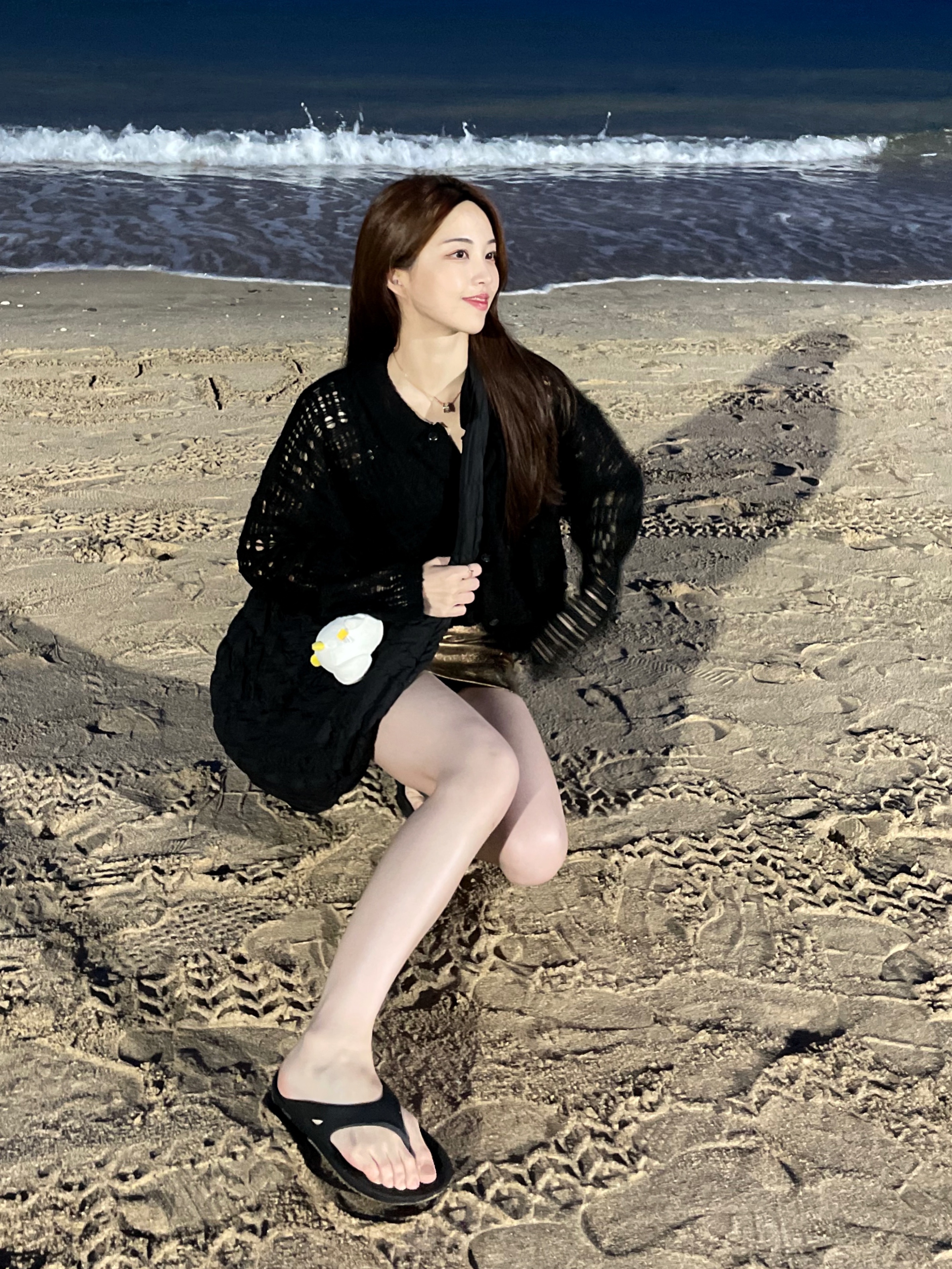 COS Quilted Oversized Shoulder Bag Black, Oofos OOriginal Black 착용 스타일 - 5