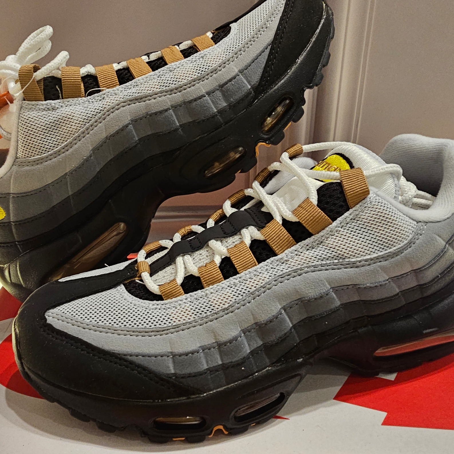 Nike Air Max 95 Wolf Grey Yellow Strike 착용 스타일