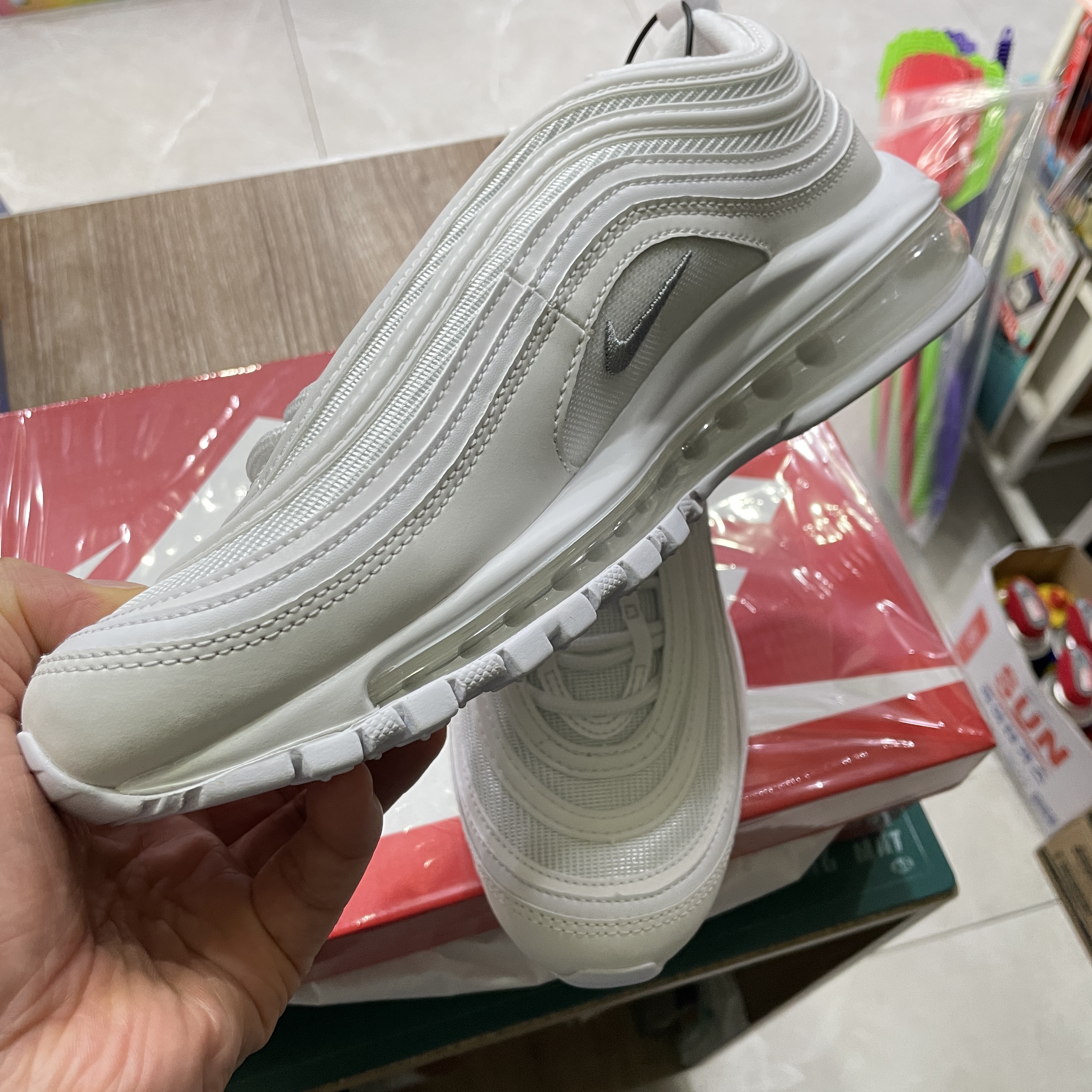 Nike Air Max 97 Triple White Wolf Grey 착용 스타일 - 5