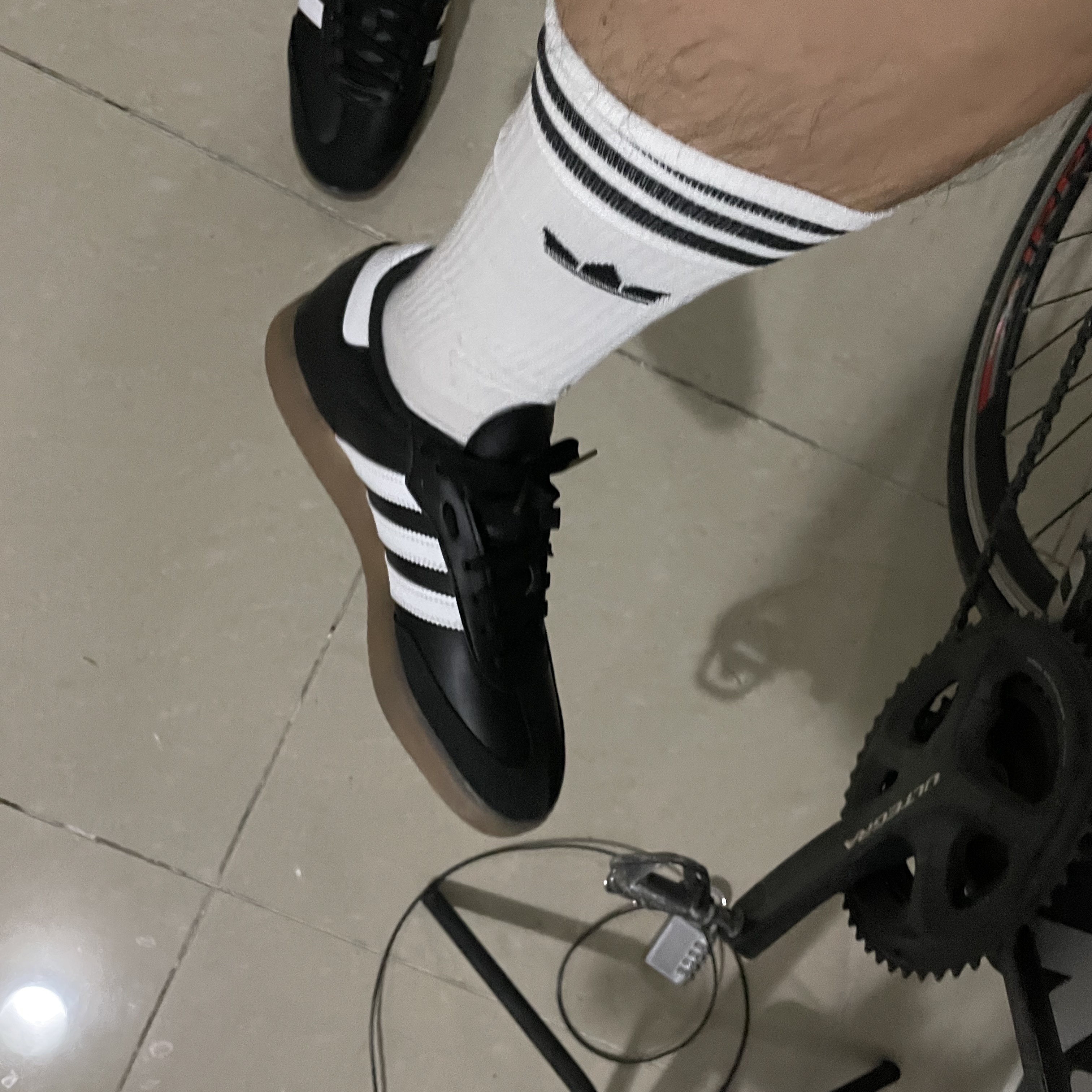 Adidas Velosamba Vegan Cycling Core Black 착용 스타일 - 1