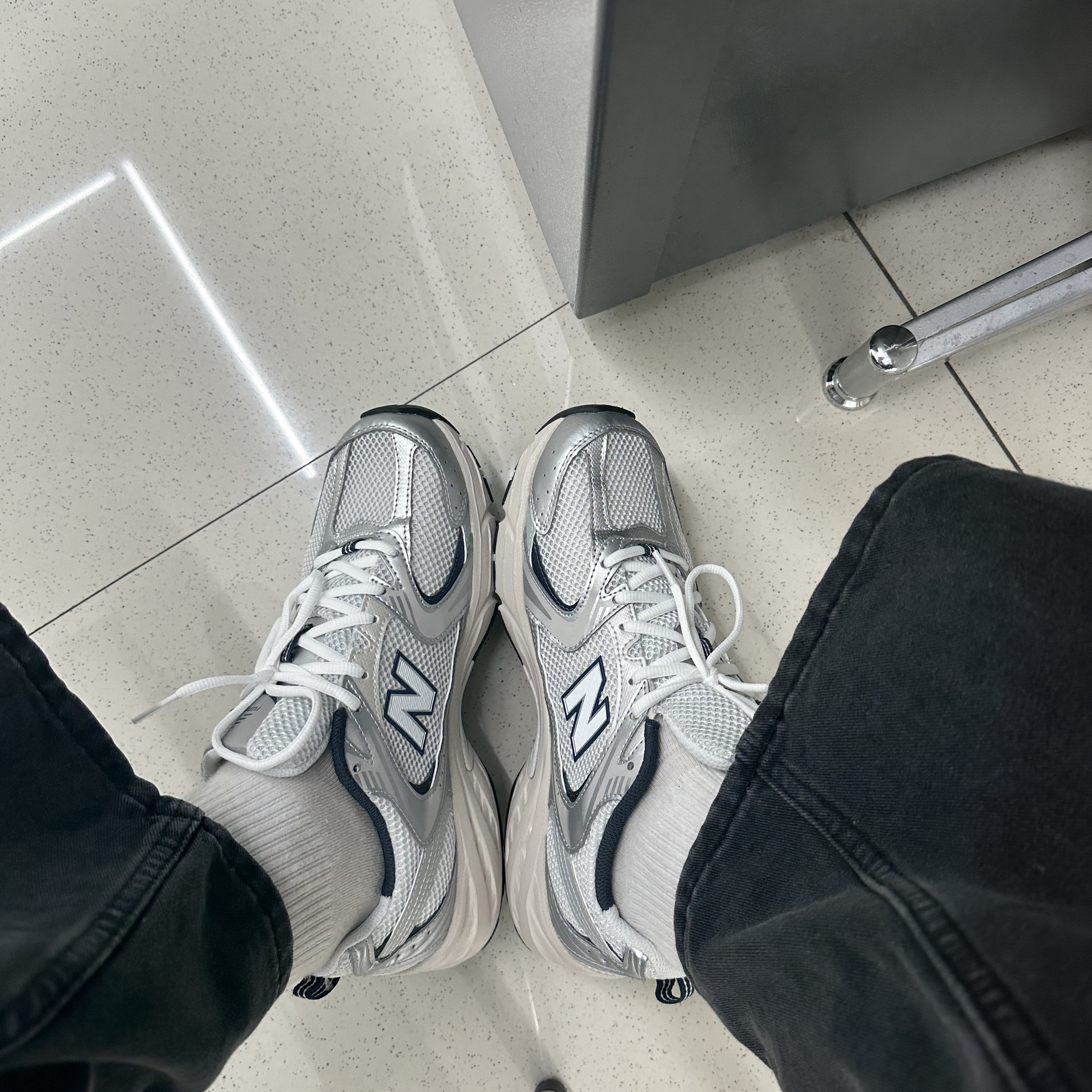 New Balance 530 Steel Grey 착용 스타일 - 4