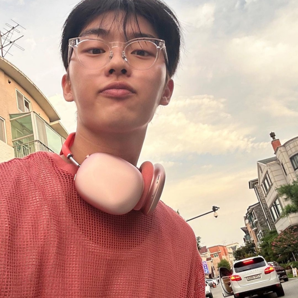 Apple AirPods Max Lightning Pink (Korean Ver.) 착용 스타일 - 1