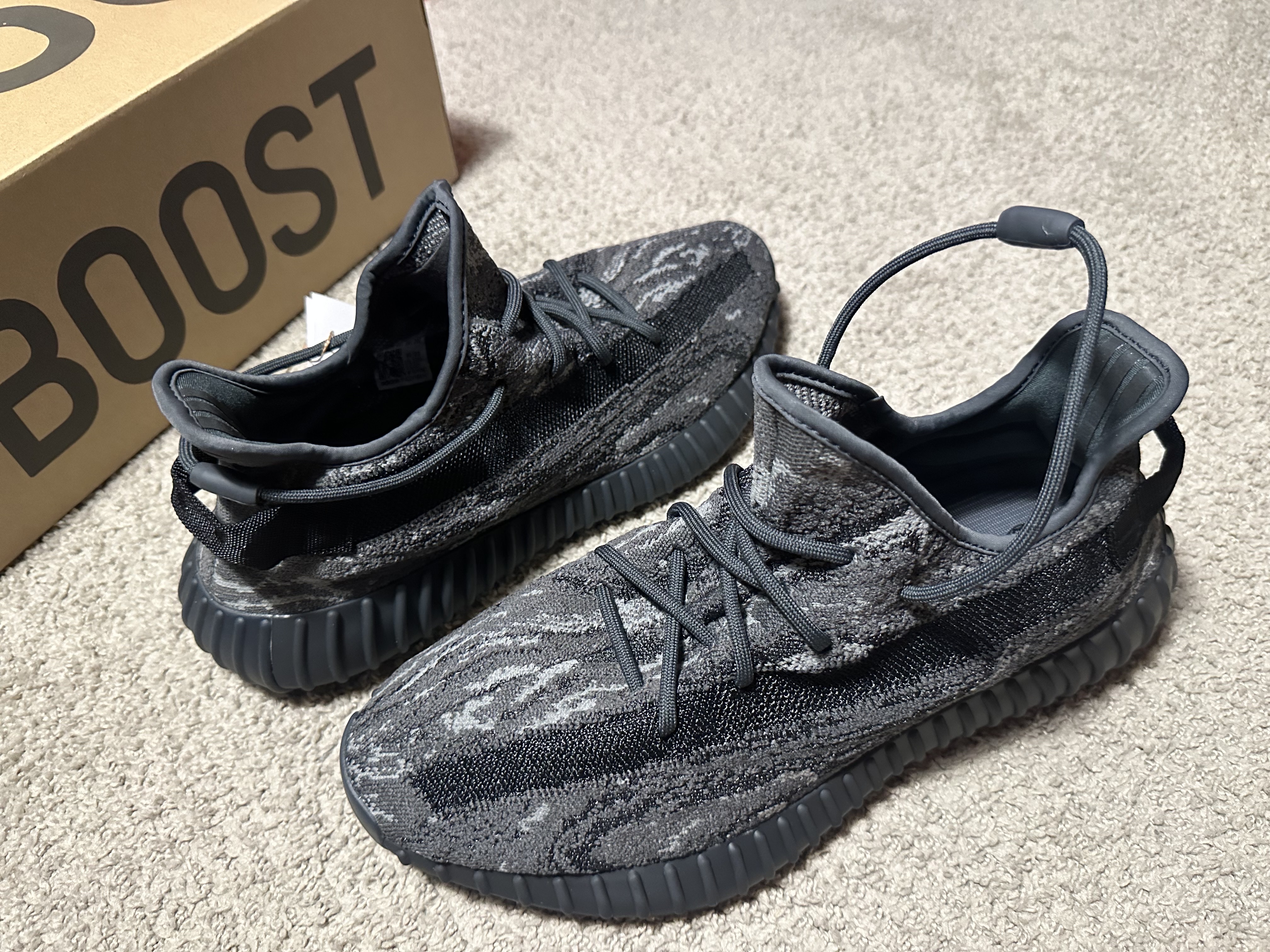 Adidas Yeezy Boost 350 V2 MX Dark Salt 착용 스타일 - 2