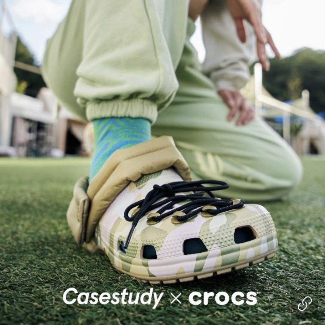 Crocs x Casestudy Classic Clog Multi 착용 스타일 - 2