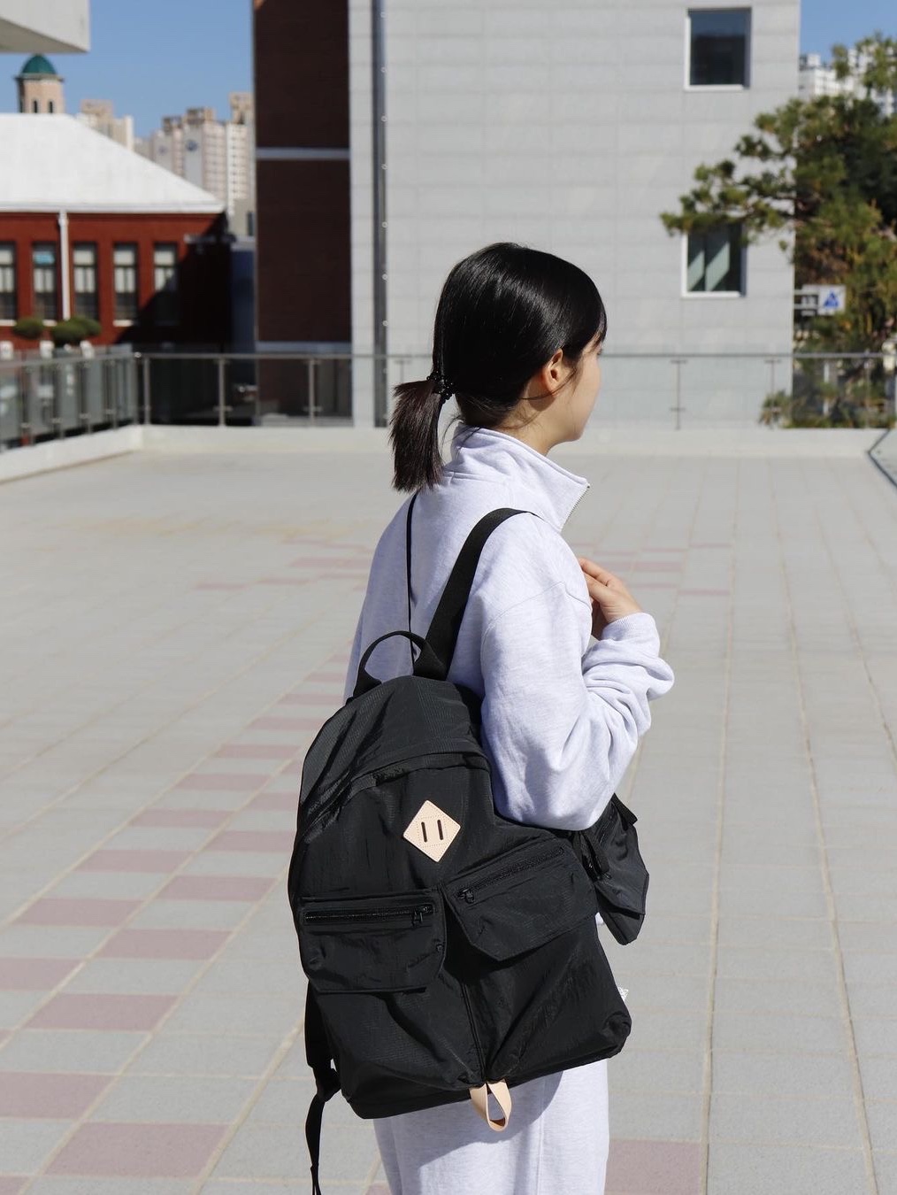 Found Pocket Feather Backpack Charcoal 착용 스타일
