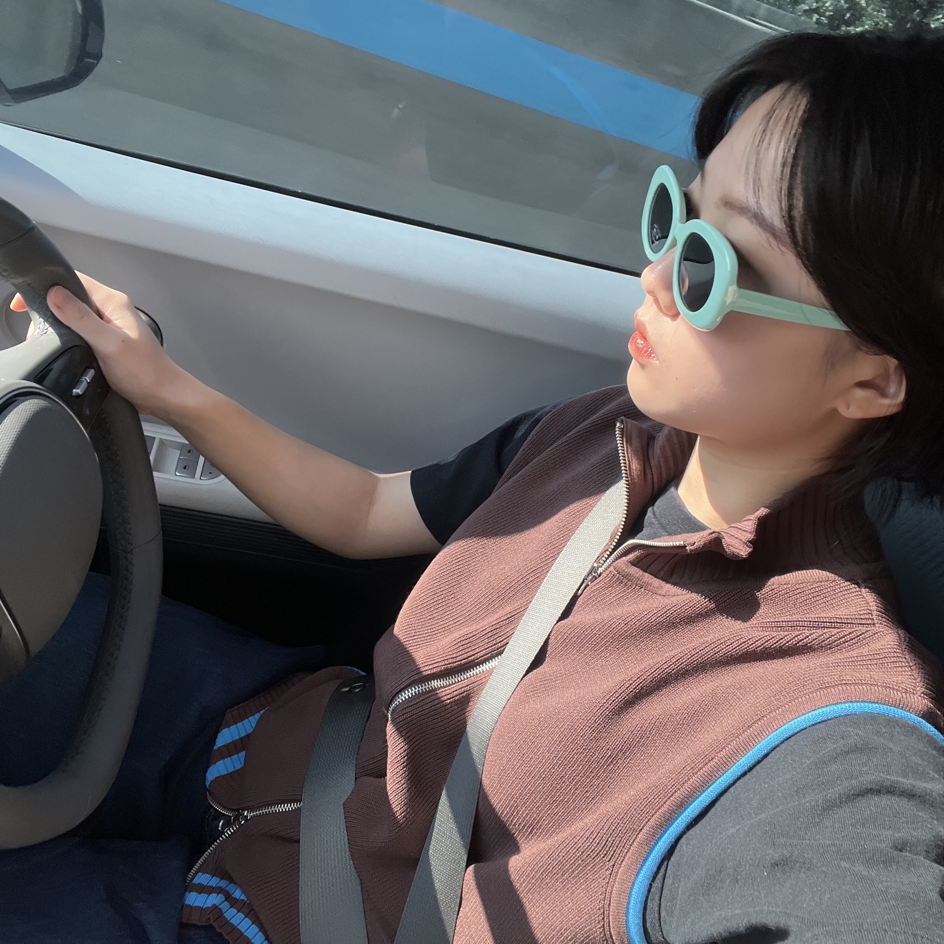 (W) Matin Kim Spell Point Stripe Knit Vest Brown 착용 스타일 - 2