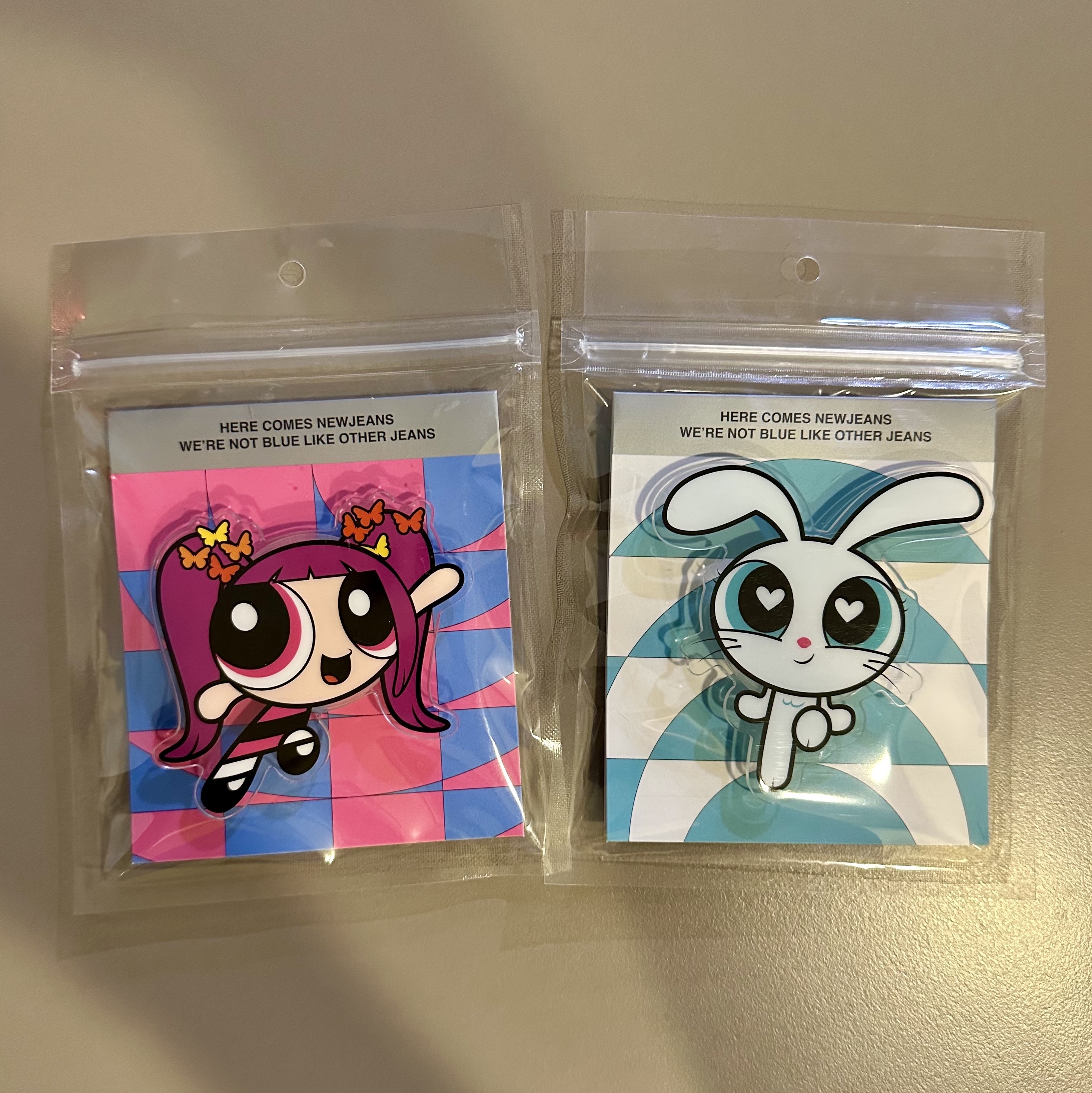 NewJeans x The Powerpuff Girls Acrylic Smarttok Bunny, NewJeans x The Powerpuff Girls Acrylic Smarttok Hanni 착용 스타일