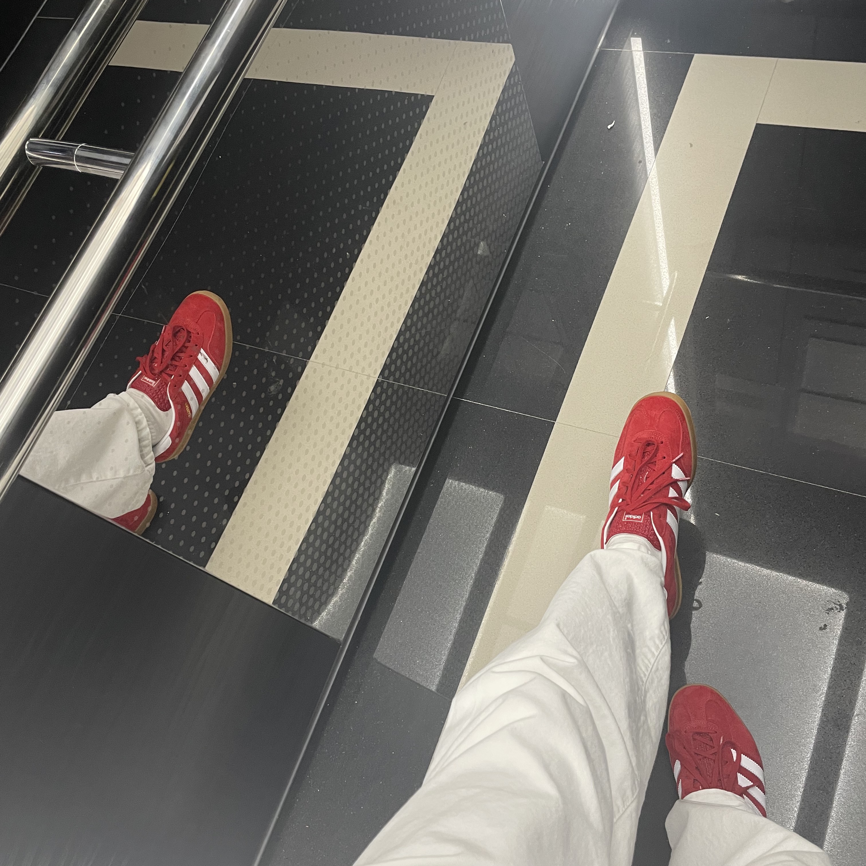 Adidas Gazelle Indoor Scarlet 착용 스타일