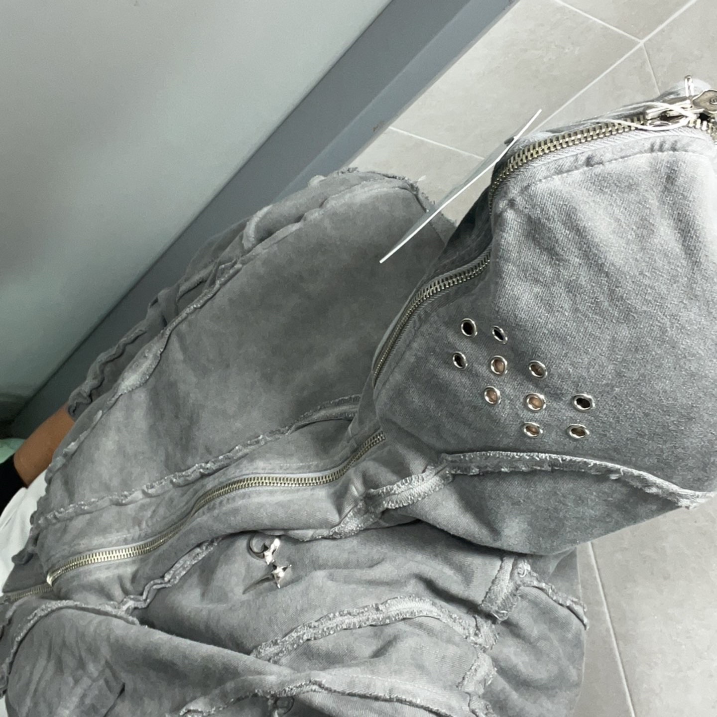 Thug Club Gladiator Hoodie Grey 착용 스타일