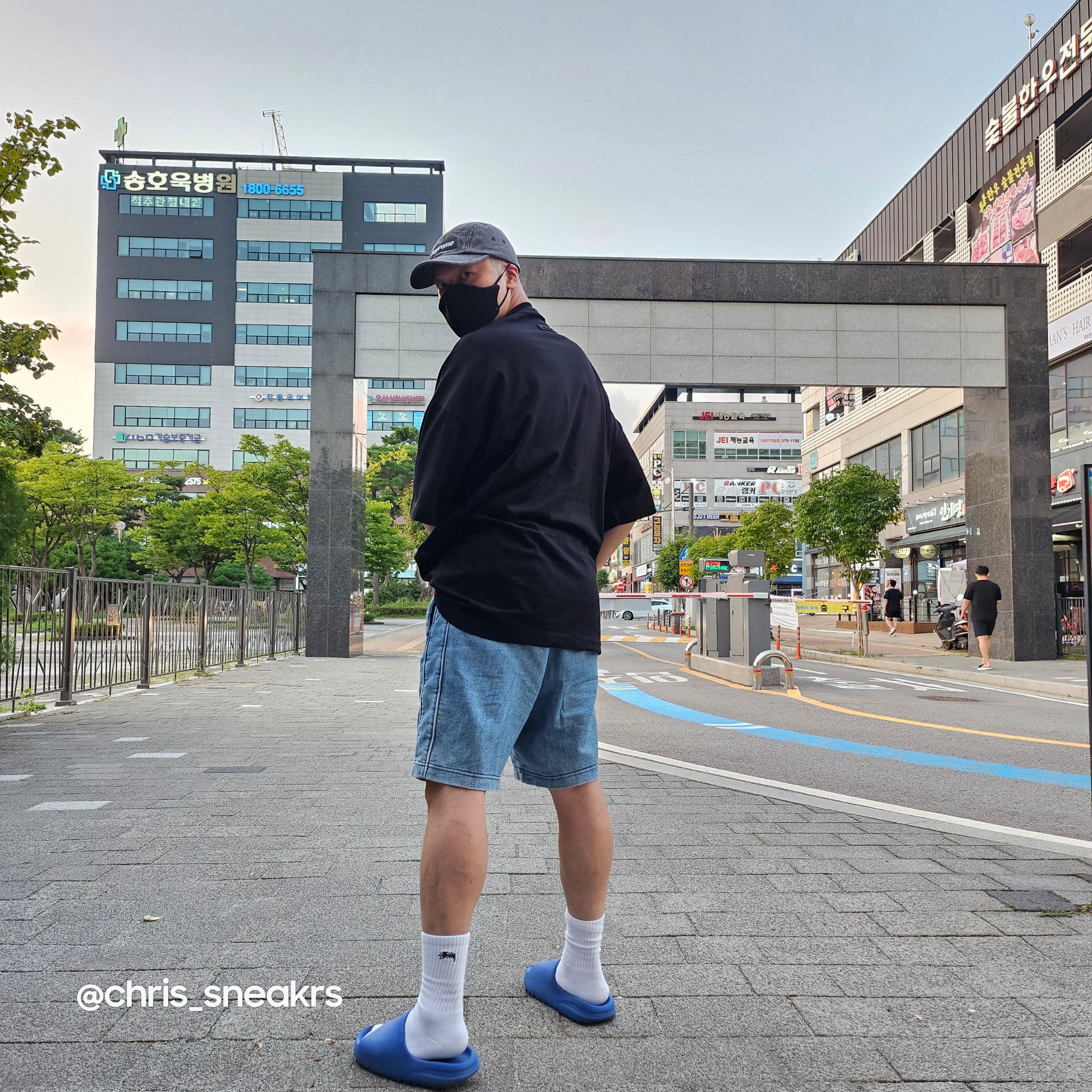 Essentials The Black Collection T-Shirt Black - 23SS, Supreme Denim Camp Cap Washed Black - 22FW 착용 스타일 - 3