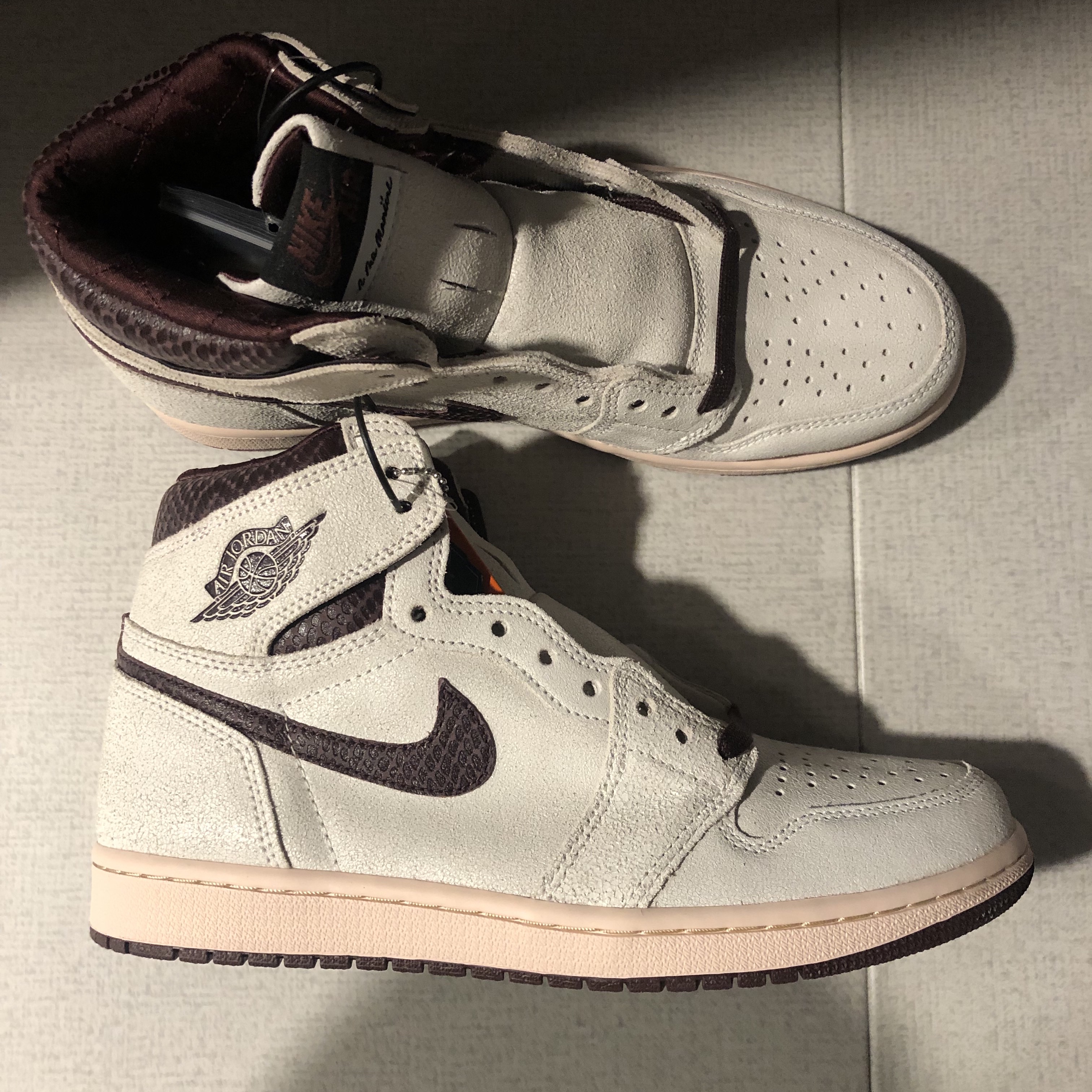 Jordan 1 x A Ma Maniere Retro High OG SP Sail and Burgundy 착용 스타일