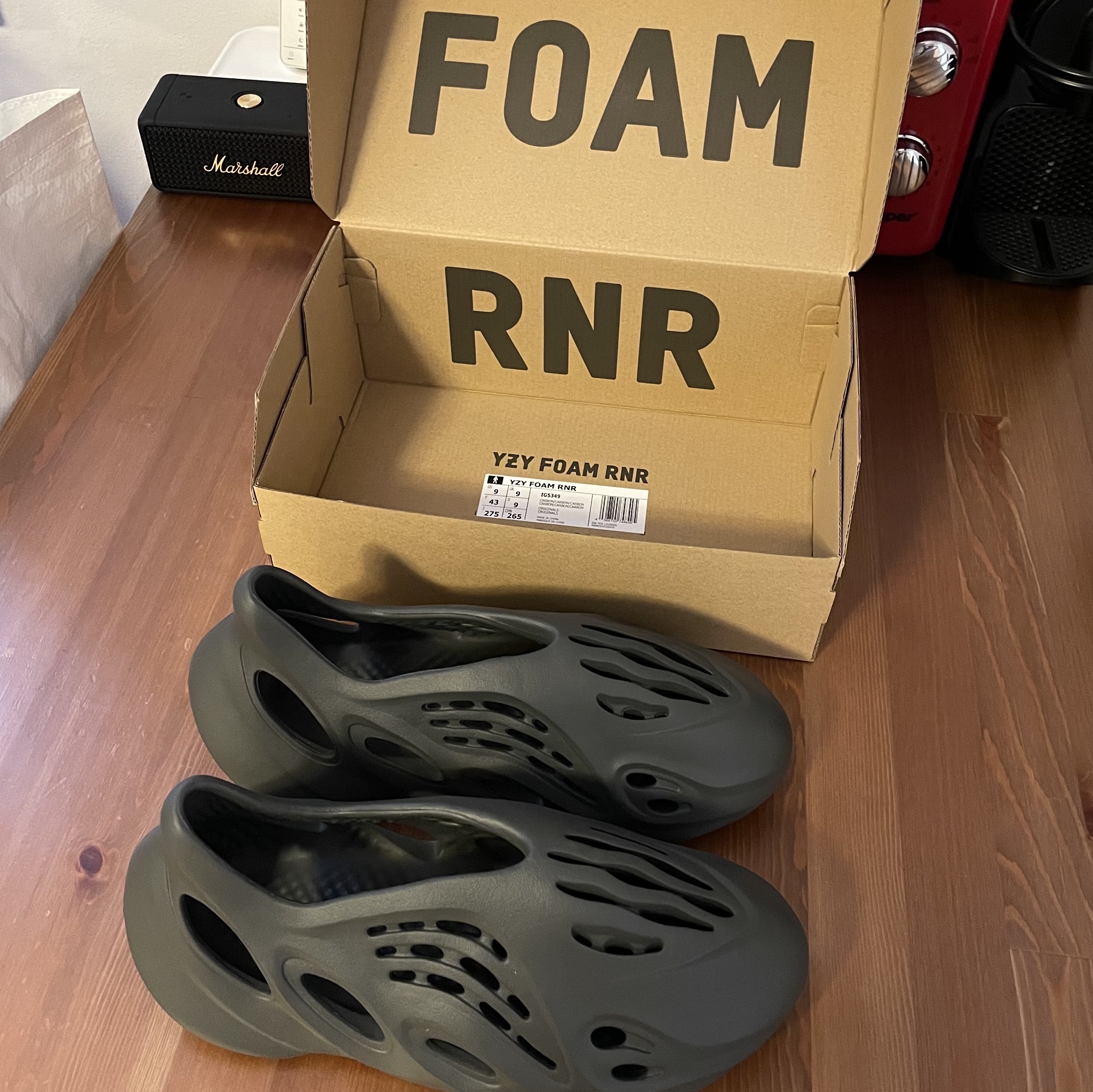 Adidas Yeezy Foam RNNR Carbon 착용 스타일