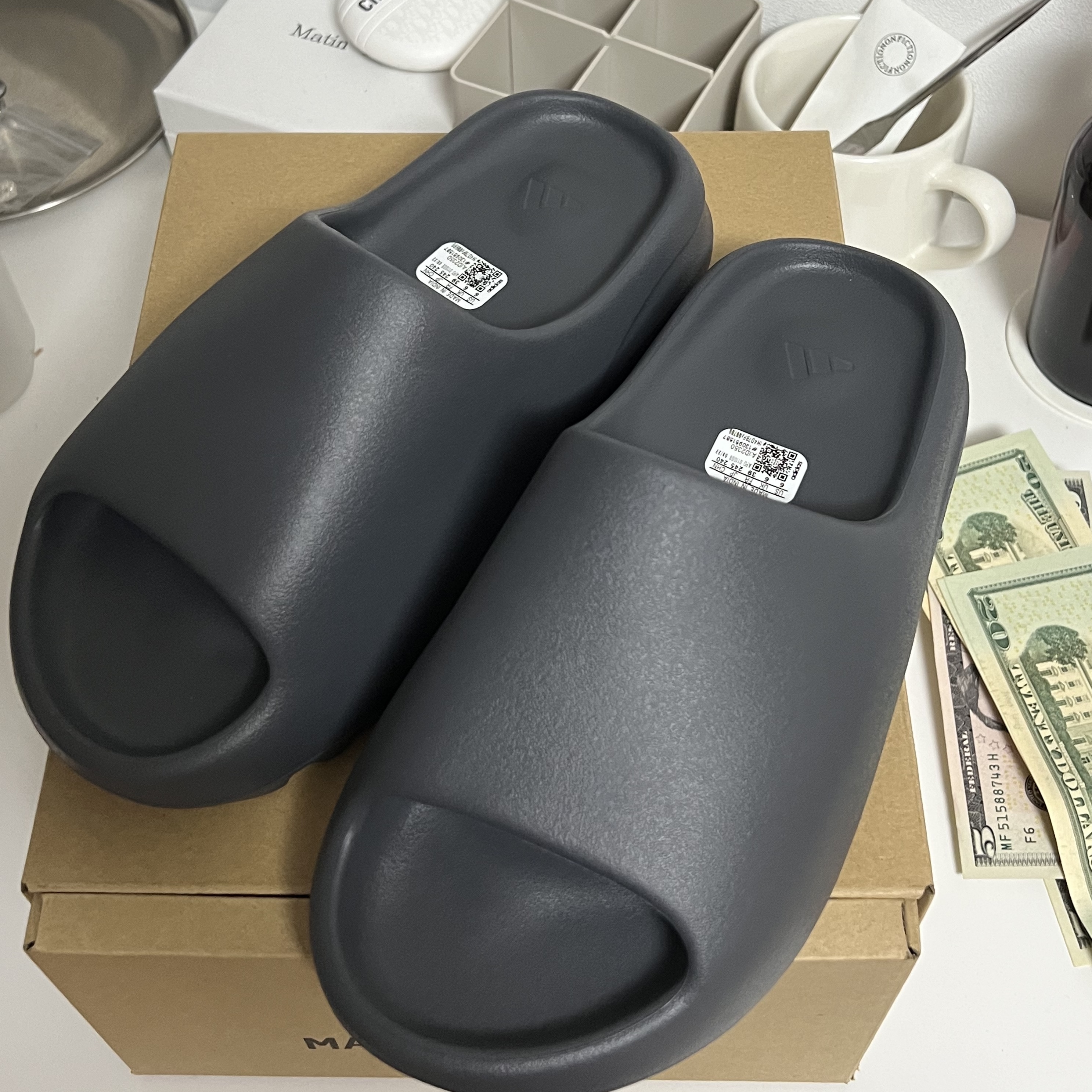 Adidas Yeezy Slide Slate Grey 착용 스타일