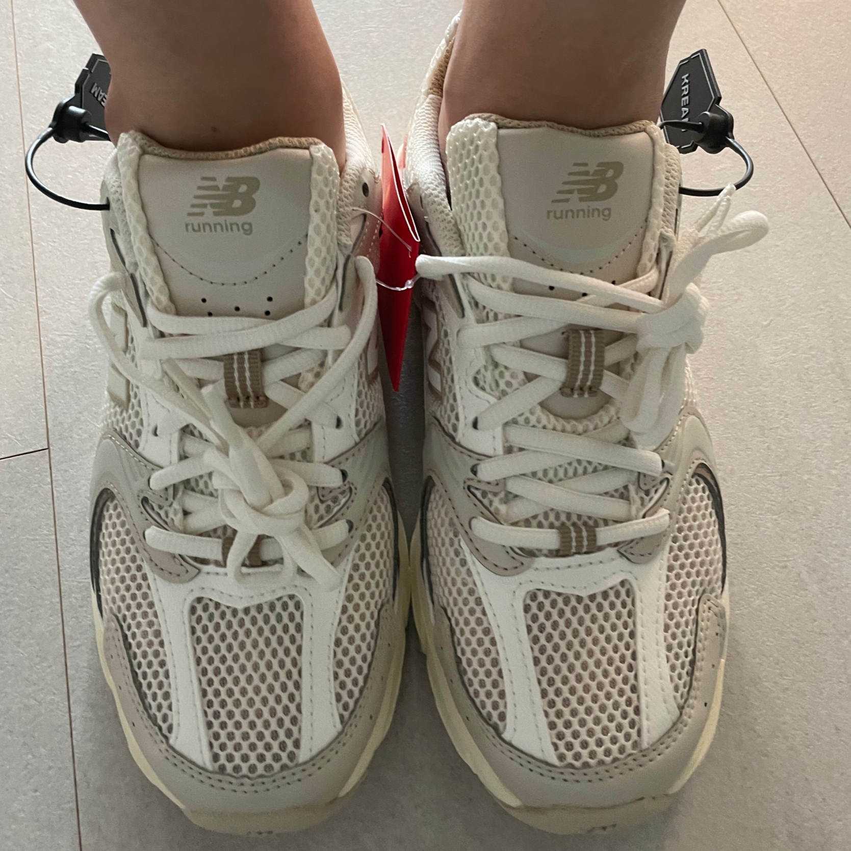 New Balance 530 Beige Angora 착용 스타일 - 2