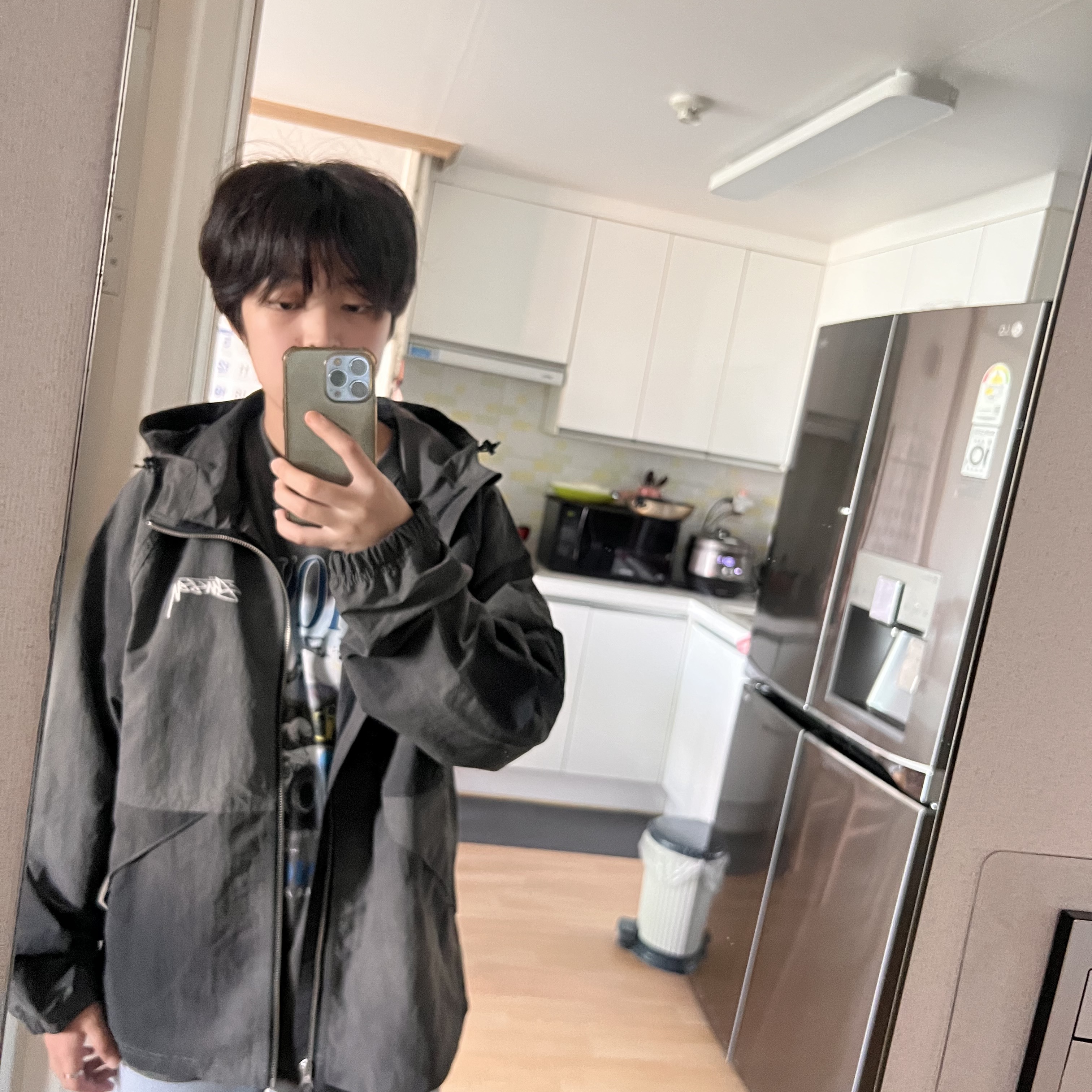Stussy Wave Dye Beach Shell Jacket Black 착용 스타일 - 2