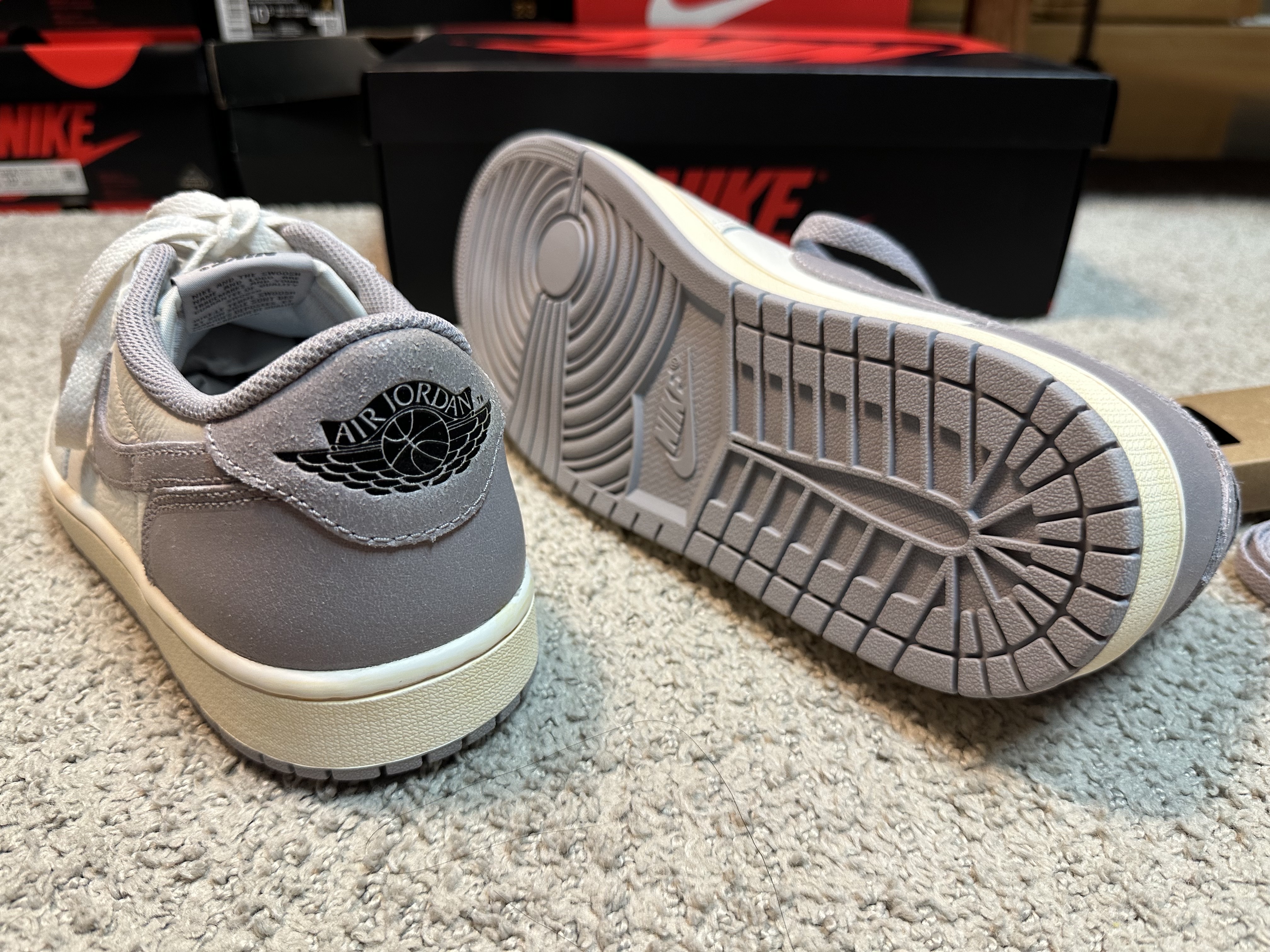 Jordan 1 Retro Low OG Atmosphere Grey 착용 스타일 - 3