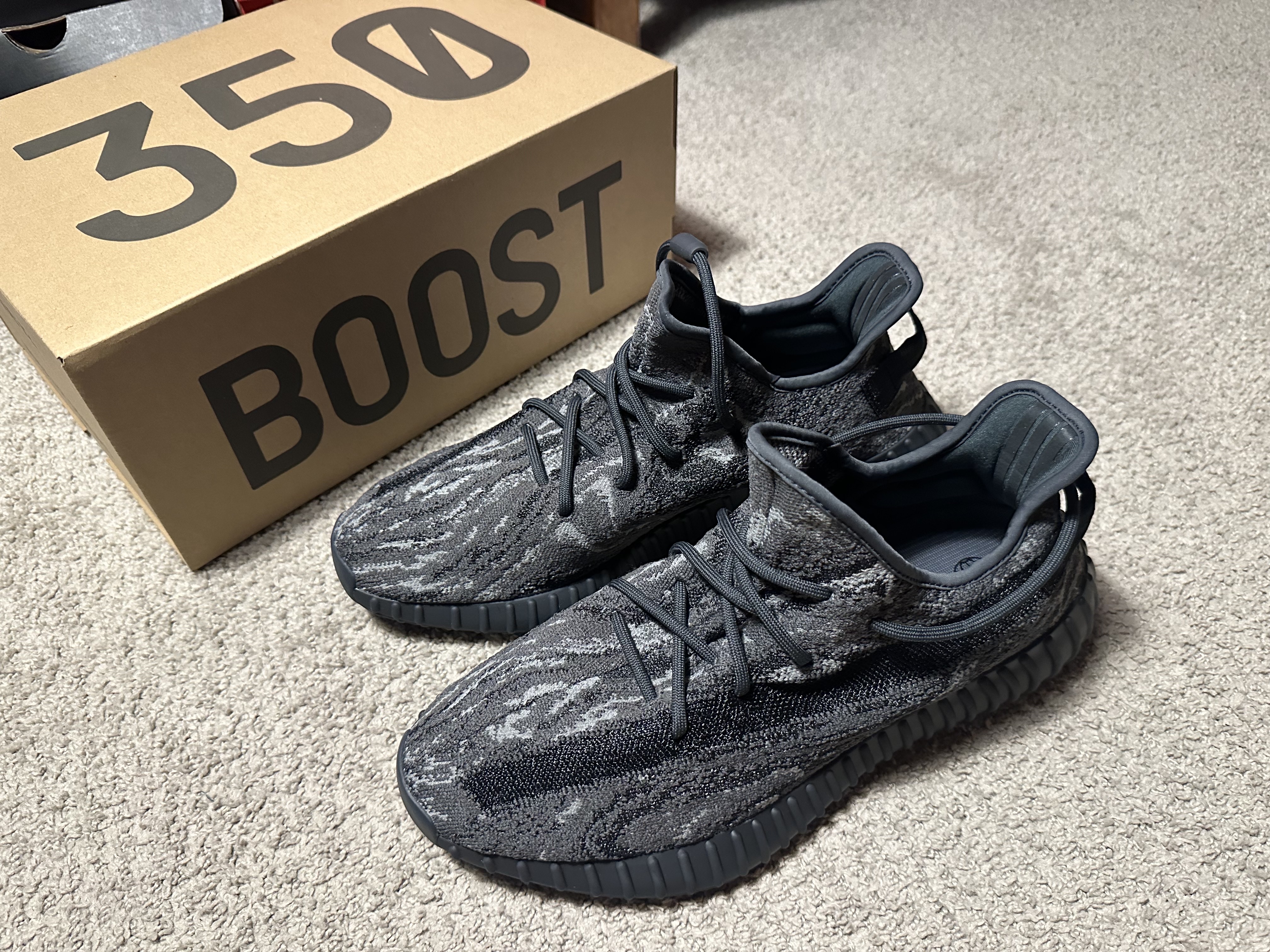 Adidas Yeezy Boost 350 V2 MX Dark Salt 착용 스타일 - 1