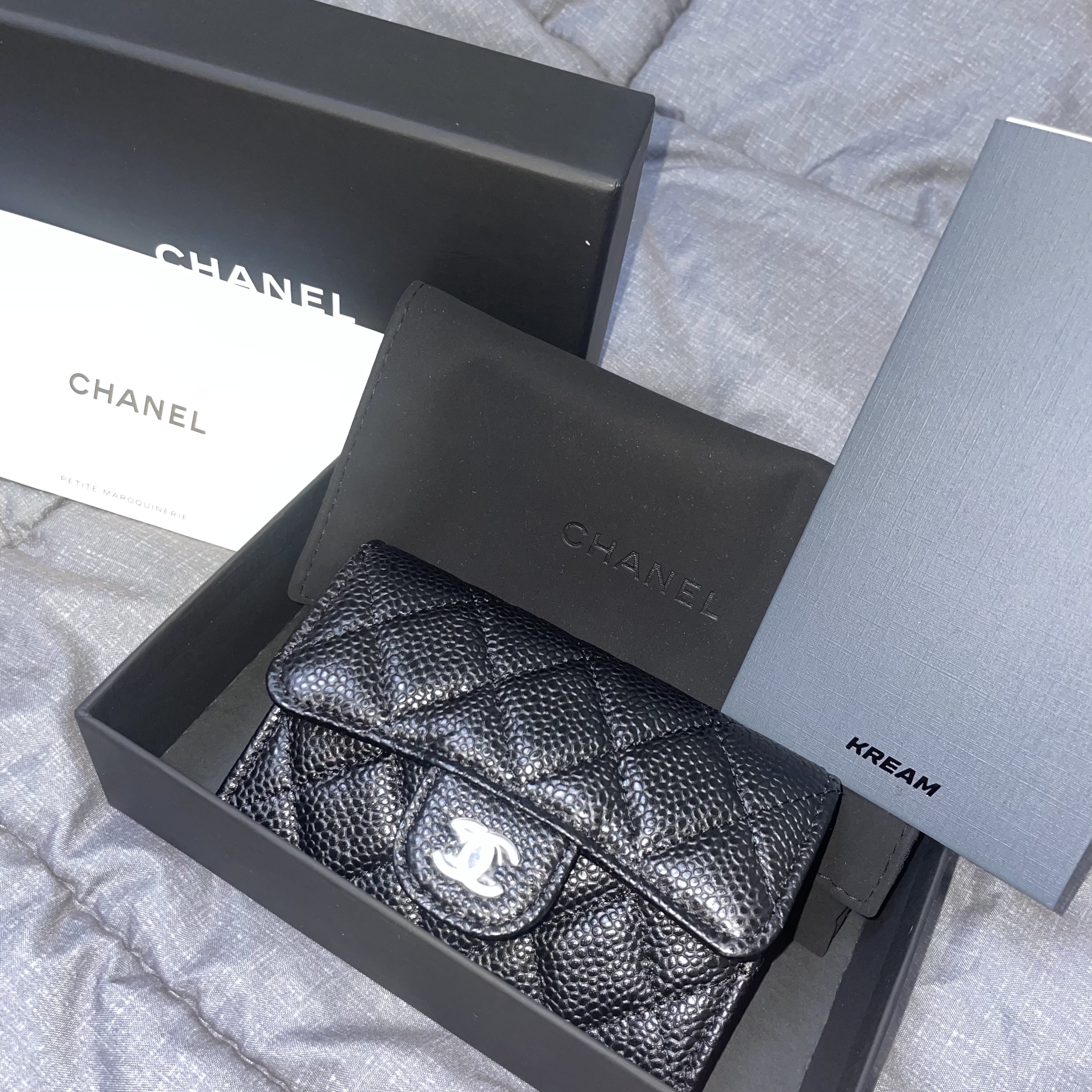 Chanel Classic Card Holder Grained Calfskin & Silver Black 착용 스타일