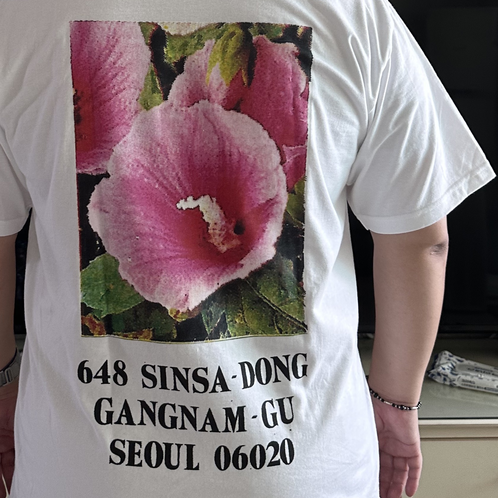 Supreme Seoul Box Logo T-Shirt White - 23FW, Scudo Garden Karen Beads Bracelet Black 착용 스타일 - 2
