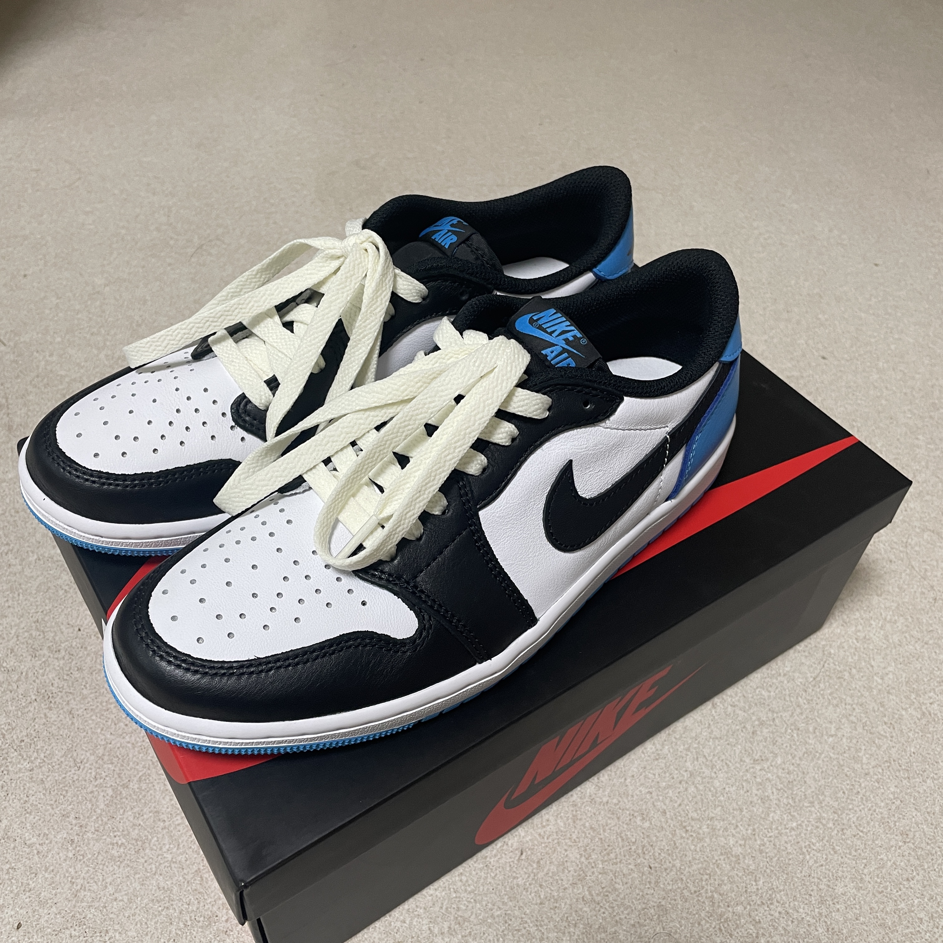 Jordan 1 Retro Low OG Black and Dark Powder Blue 착용 스타일