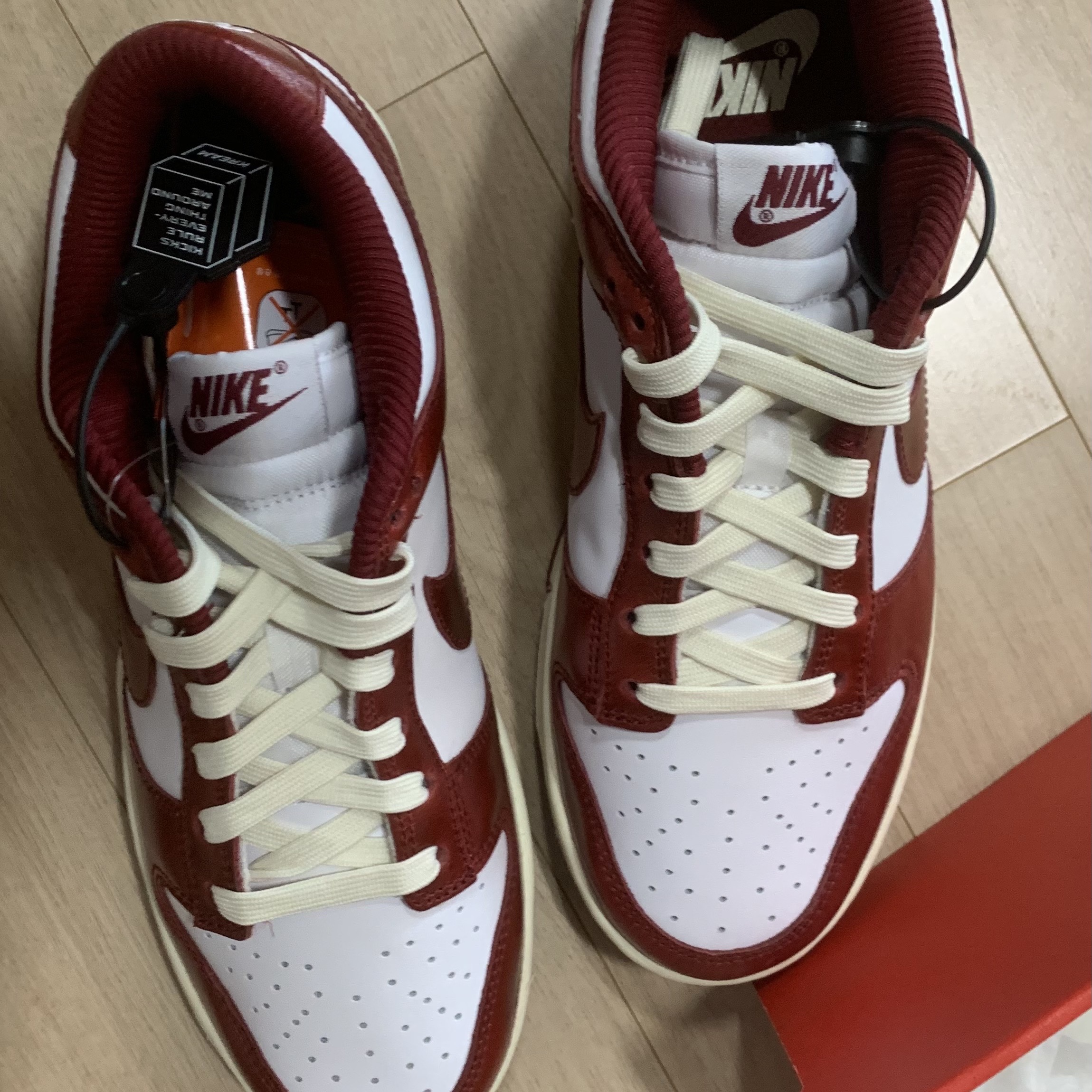 (W) Nike Dunk Low Retro PRM Team Red and White 착용 스타일 - 1