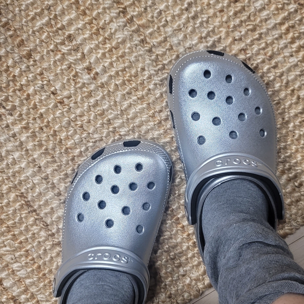 Crocs Classic Metallic Clog Silver 착용 스타일