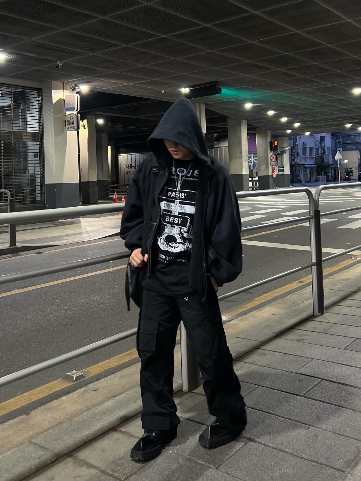 Nonnod x Shinsegae Distressed Zip-Up Hoodie Washed Black, Y/Project Paris Best T-Shirt Black - 23SS 착용 스타일 - 1