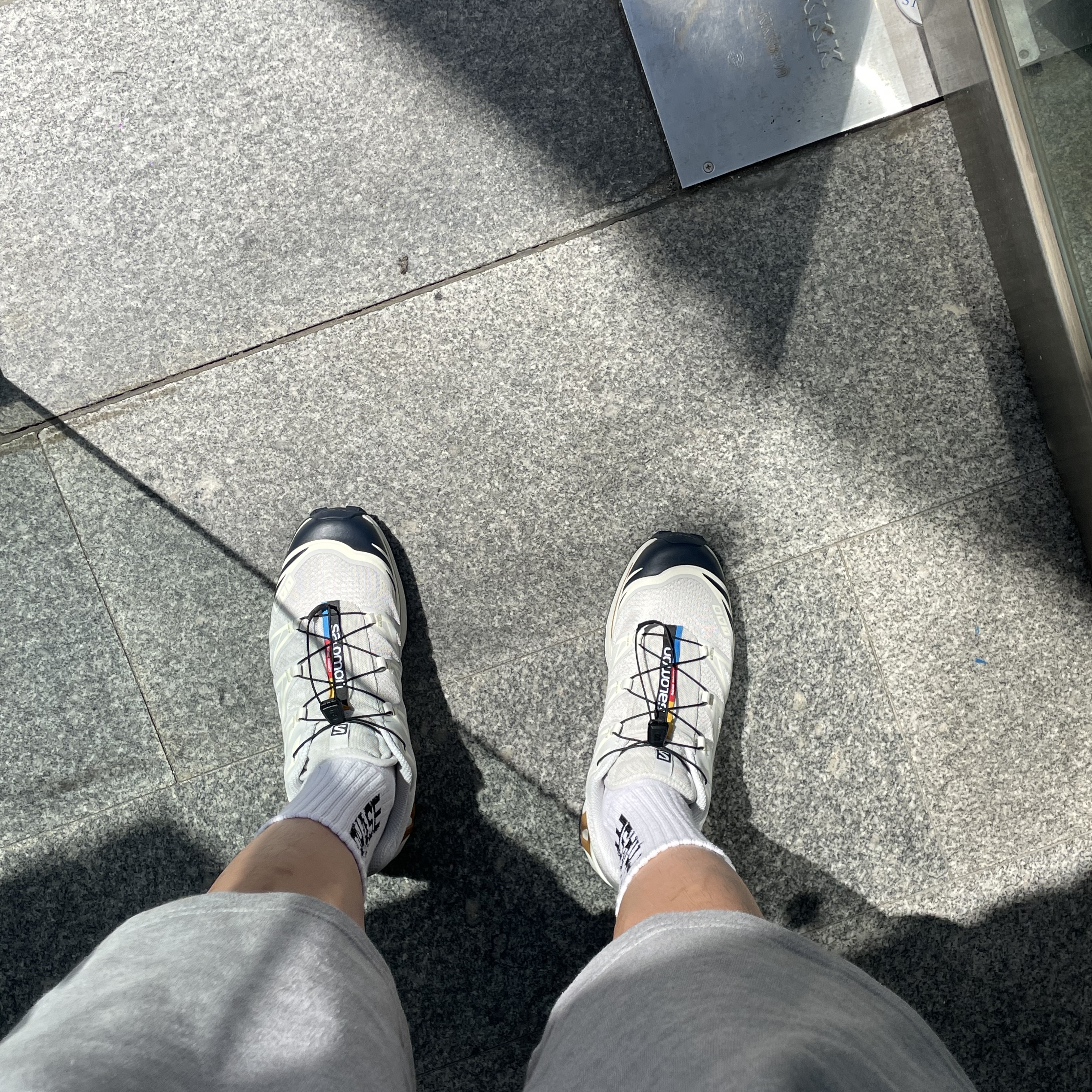 Salomon XT-6 Lunar Rock Dark Sapphire 착용 스타일