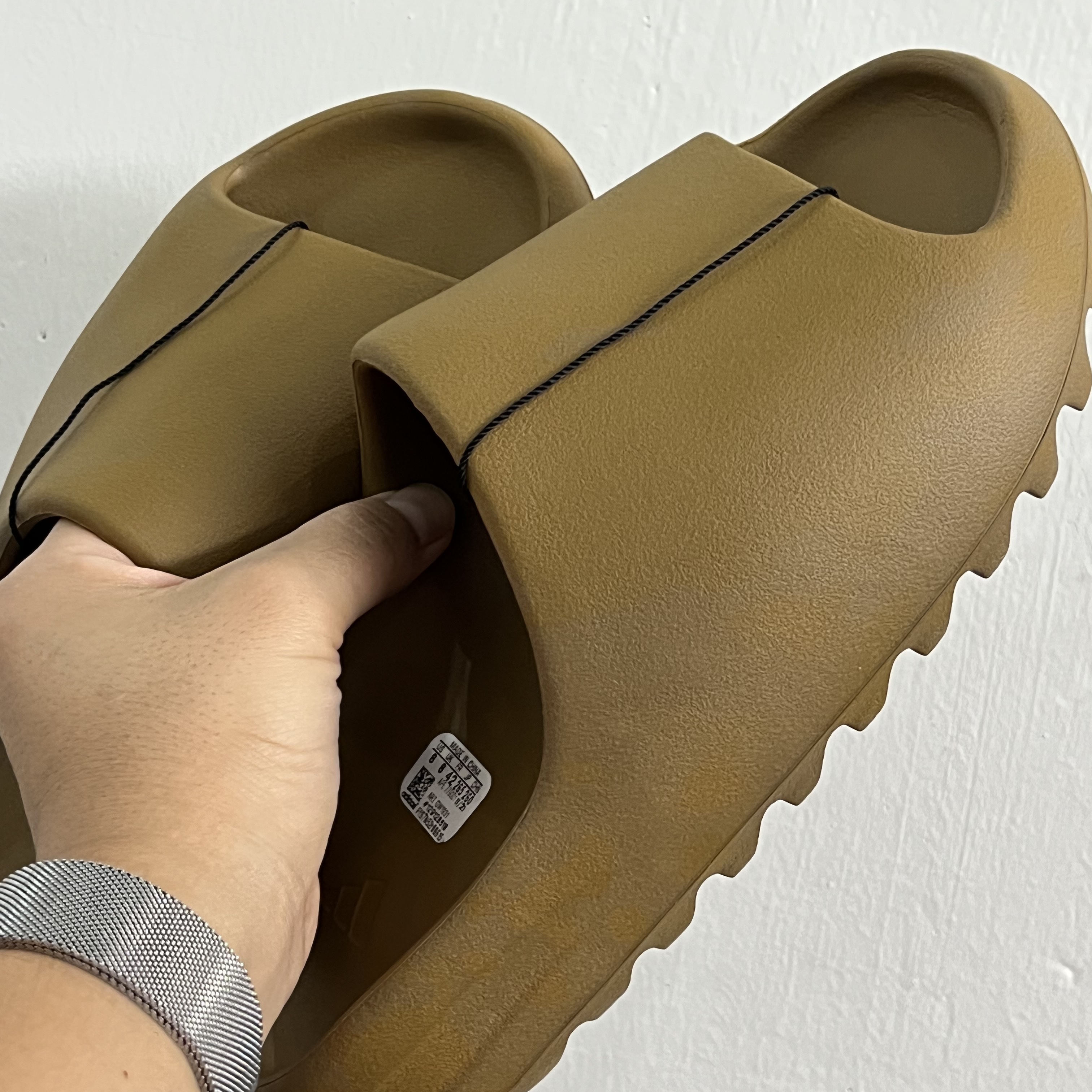 Adidas Yeezy Slide Ochre 착용 스타일 - 3