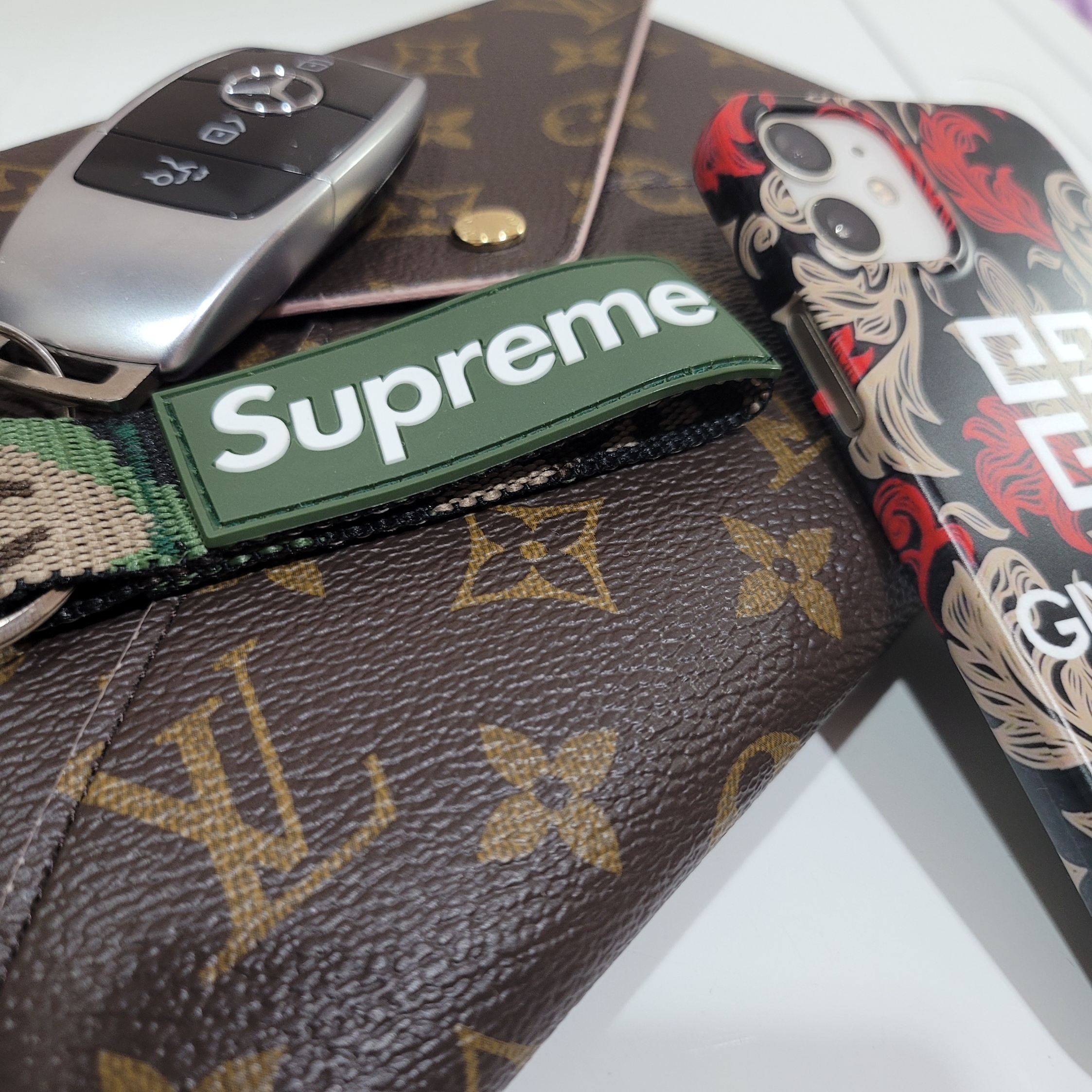Supreme Webbing Keychain Green Camo - 23SS, Louis Vuitton Kirigami Pochette Monogram 착용 스타일
