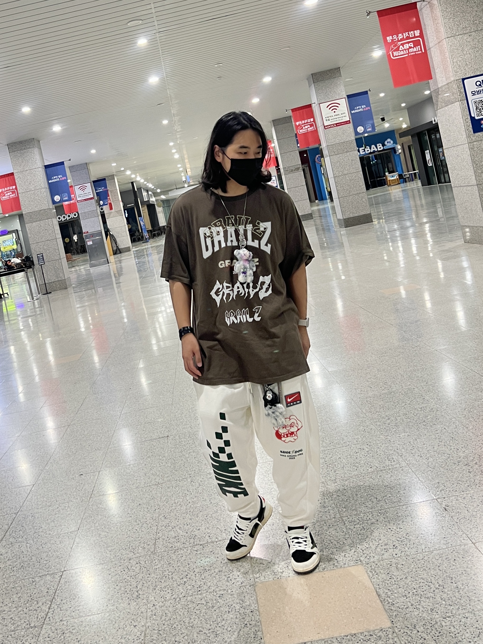 (W) Jordan 1 x Travis Scott Retro Low OG SP Medium Olive 착용 스타일 - 3