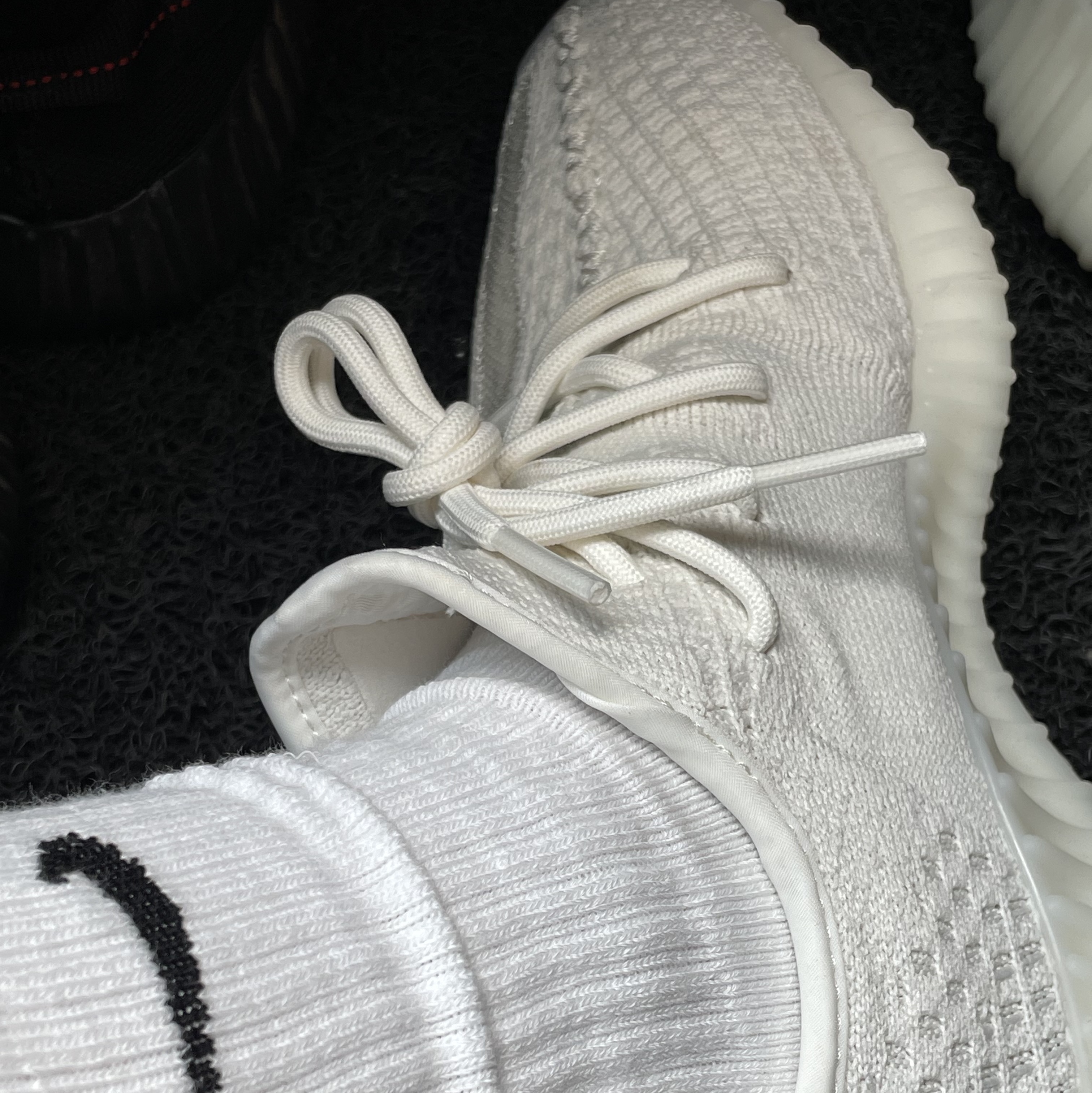 Adidas Yeezy Boost 350 V2 Bone 착용 스타일