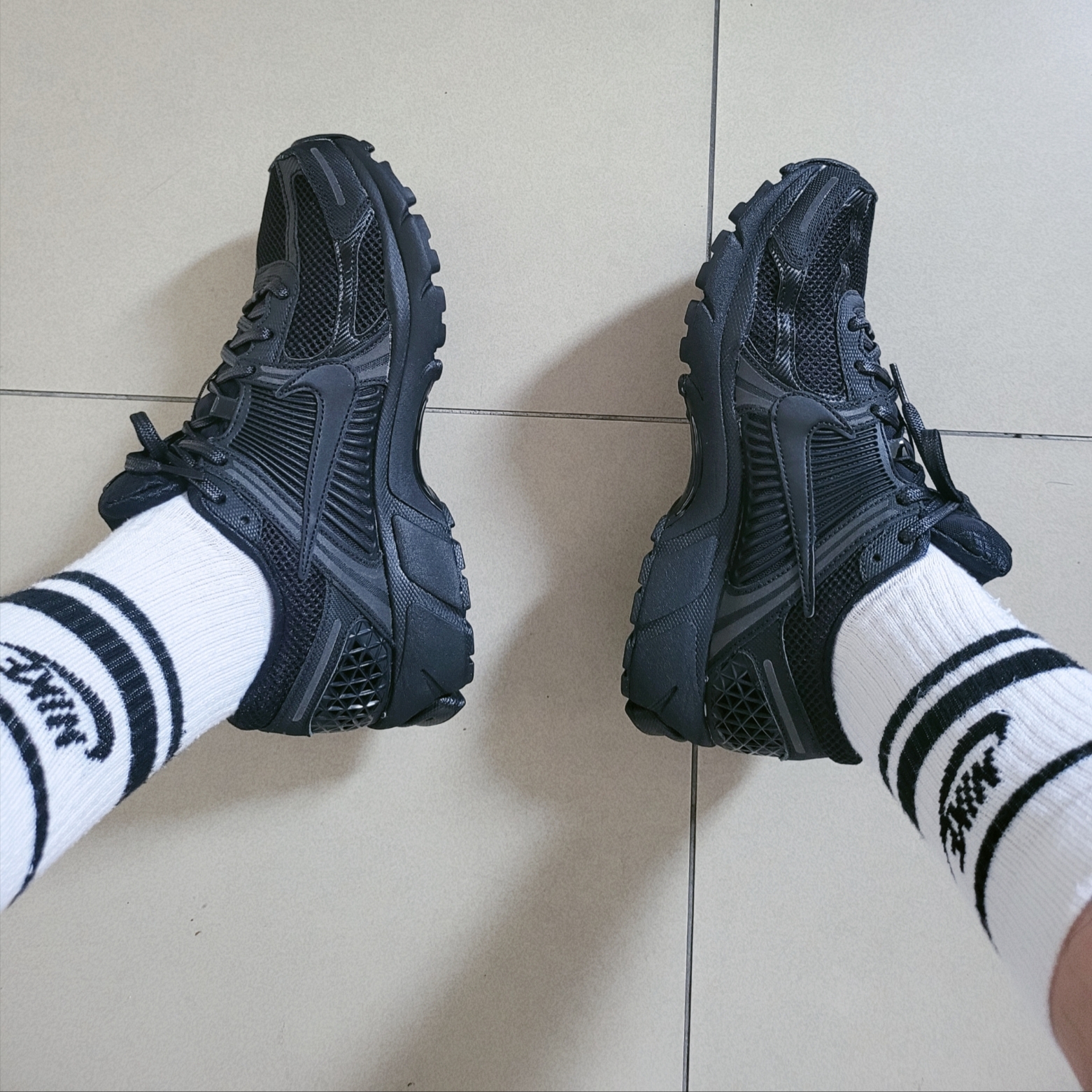 Nike Zoom Vomero 5 SP Black 착용 스타일 - 1
