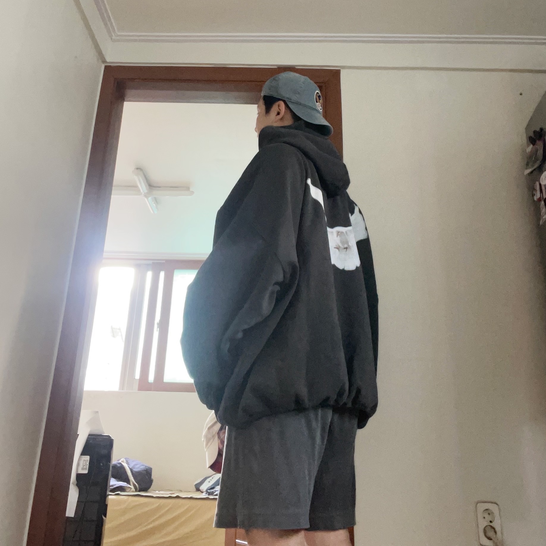 Yeezy Gap Engineered By Balenciaga Dove Hoodie Black 착용 스타일 - 2