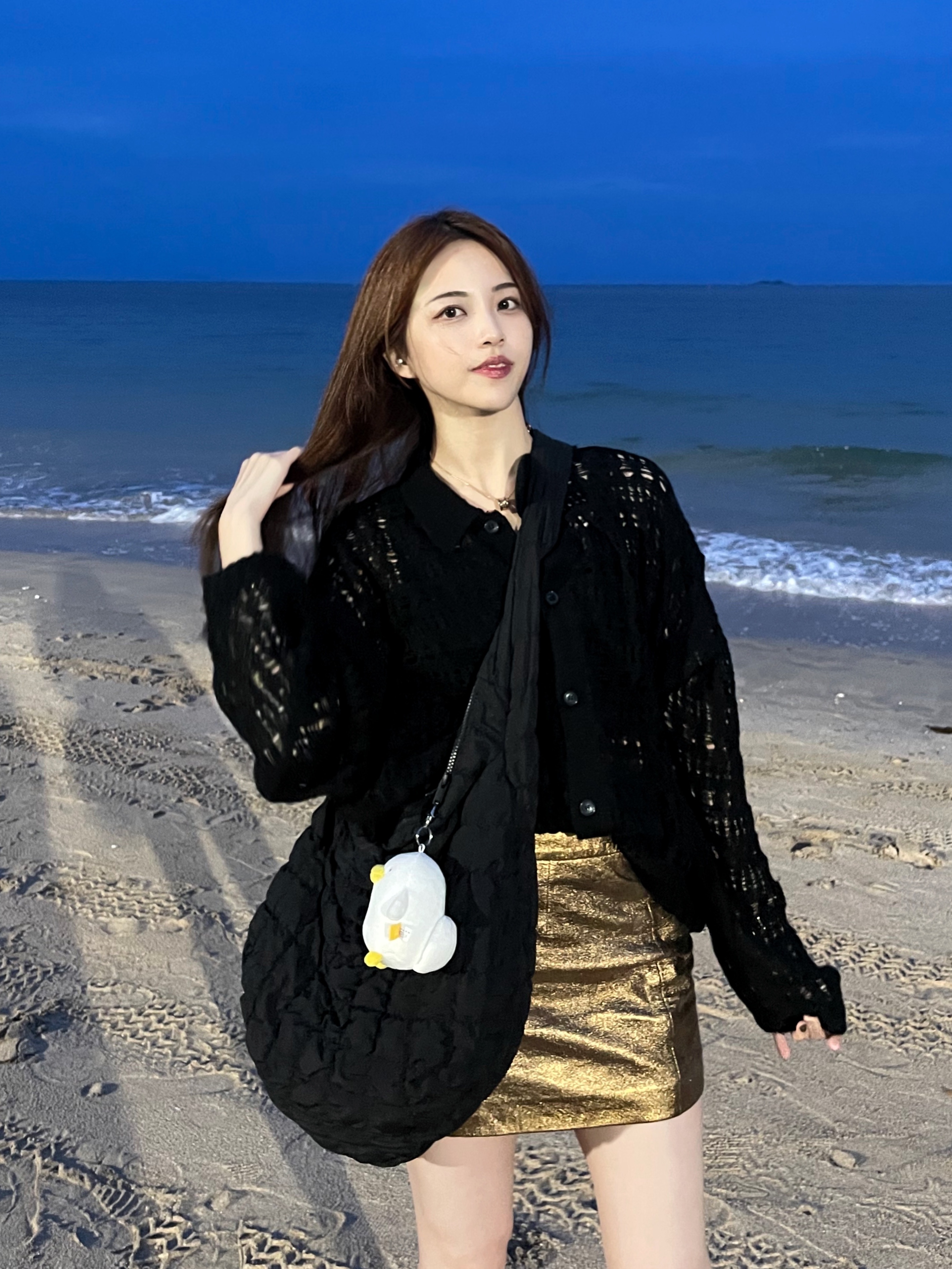 COS Quilted Oversized Shoulder Bag Black, Oofos OOriginal Black 착용 스타일 - 2