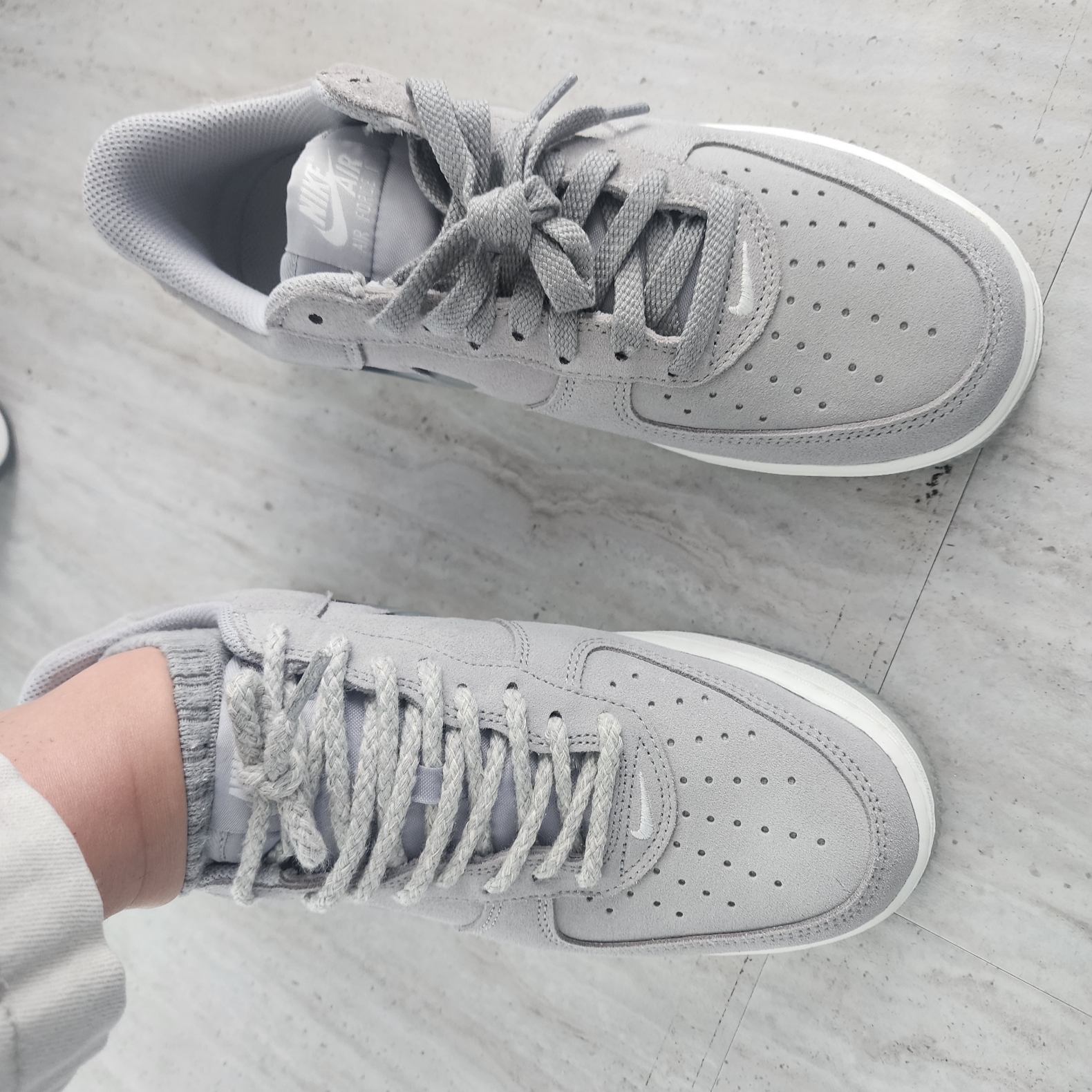 Nike Air Force 1 Low Retro Color of the Month Light Smoke Grey 착용 스타일 - 1