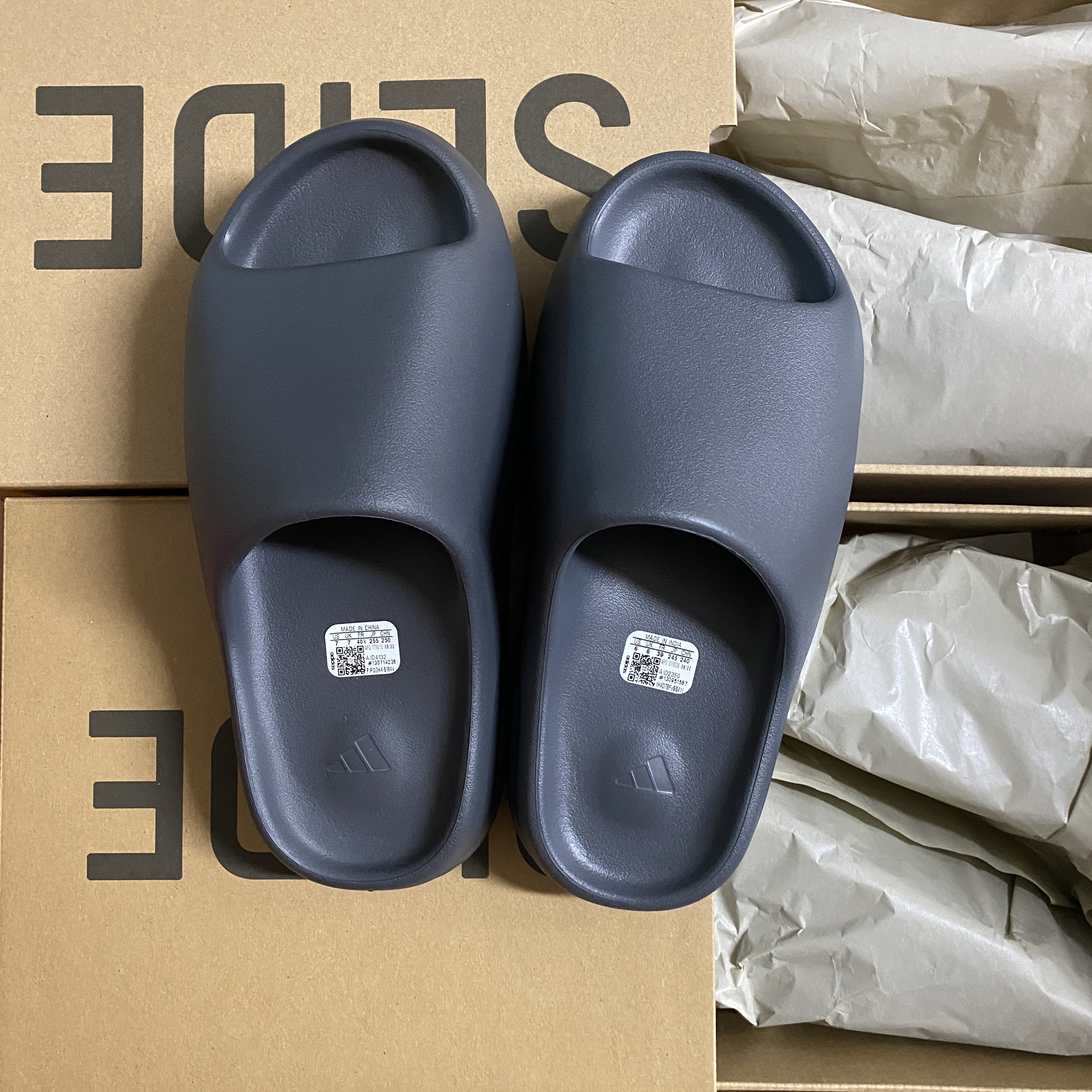 Adidas Yeezy Slide Granite, Adidas Yeezy Slide Slate Grey 착용 스타일 - 1