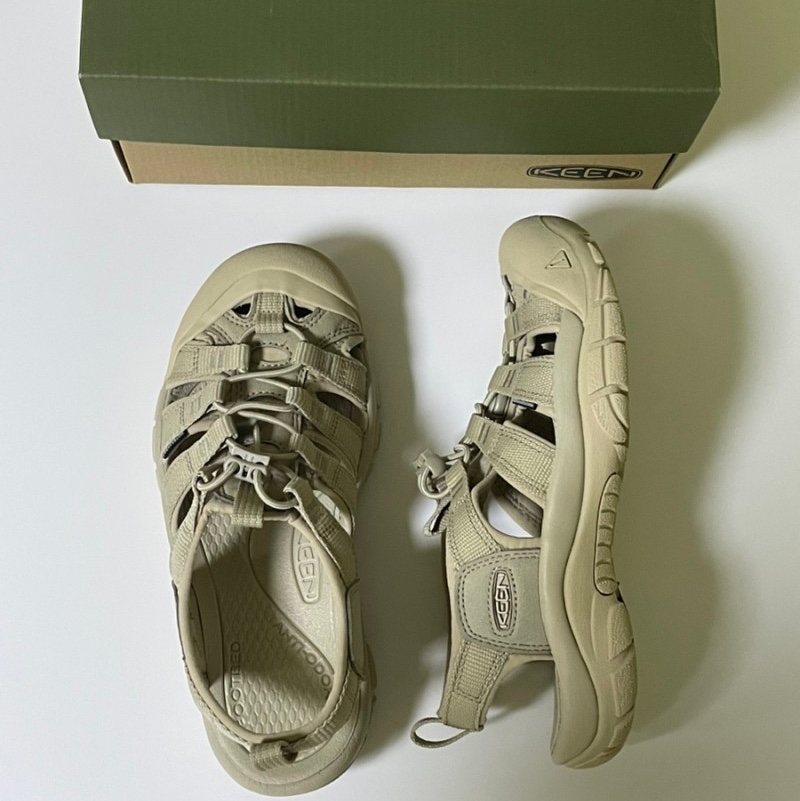 (W) Keen Newport H2 Monochrome Safari 착용 스타일 - 2
