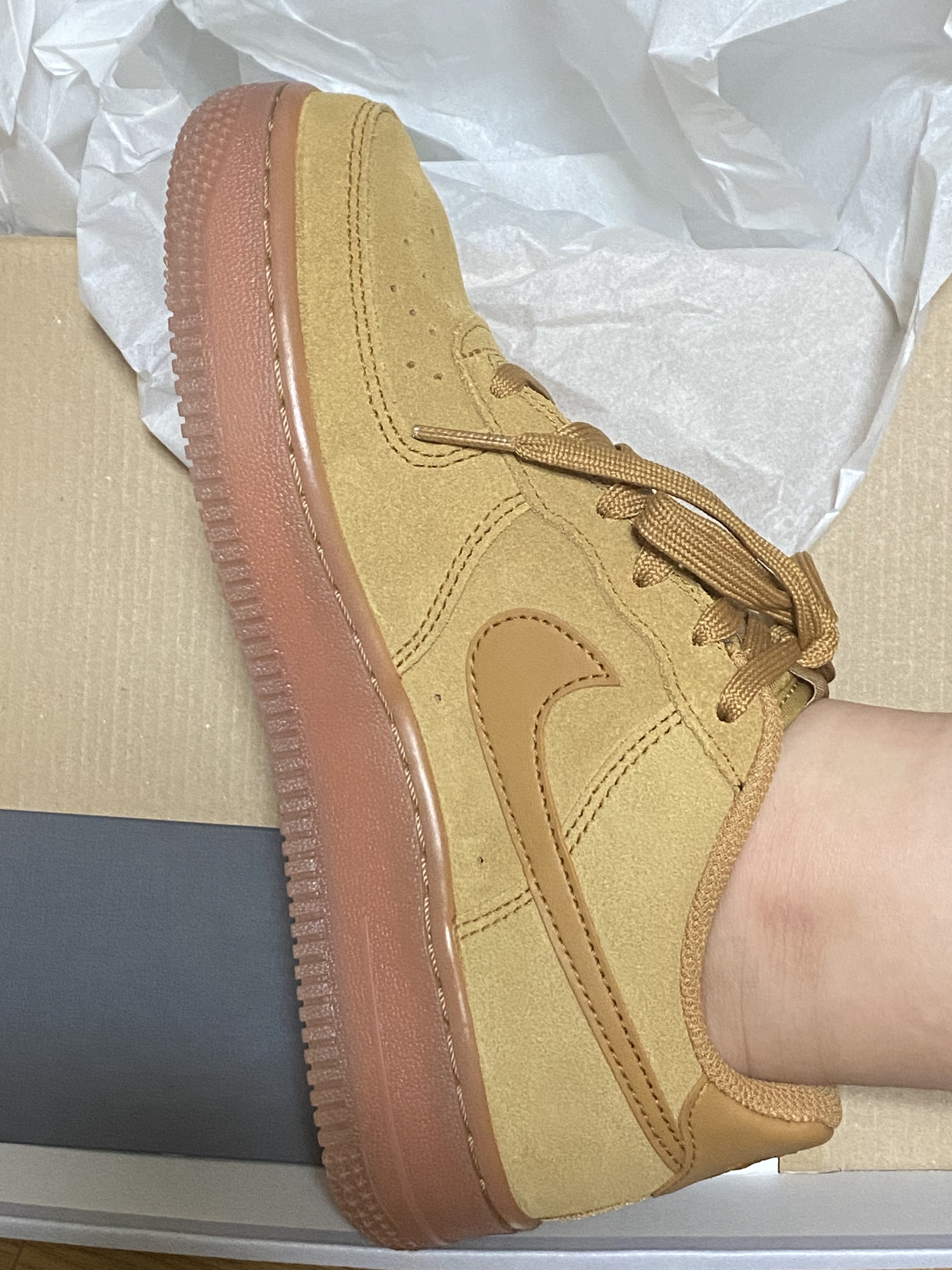 (GS) Nike Air Force 1 LV8 3 Wheat 착용 스타일 - 1