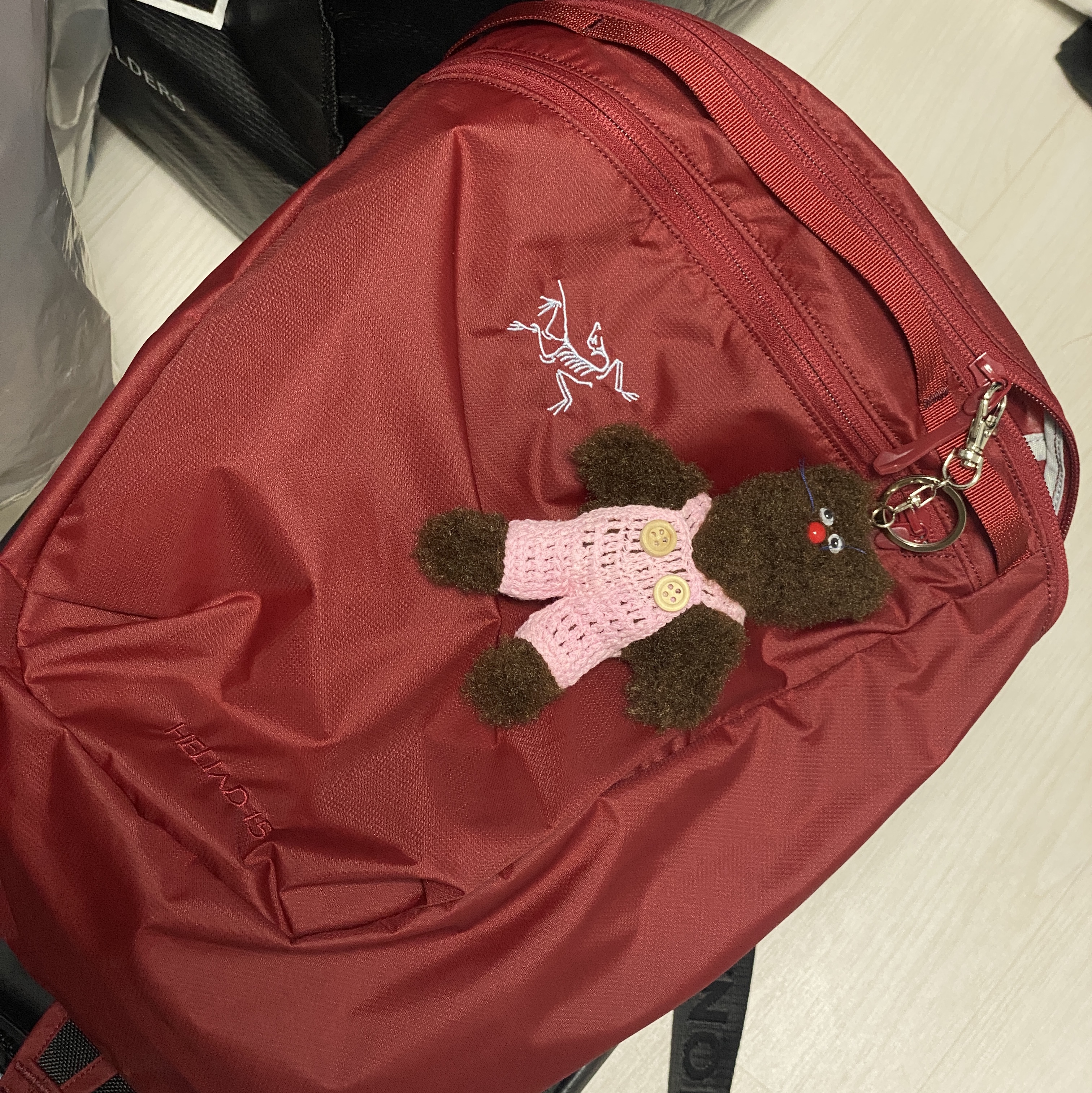 Arc'teryx Heliad 15 Backpack Bordeaux, Monamhee Bred Keyring with Pink Pants Brown 착용 스타일