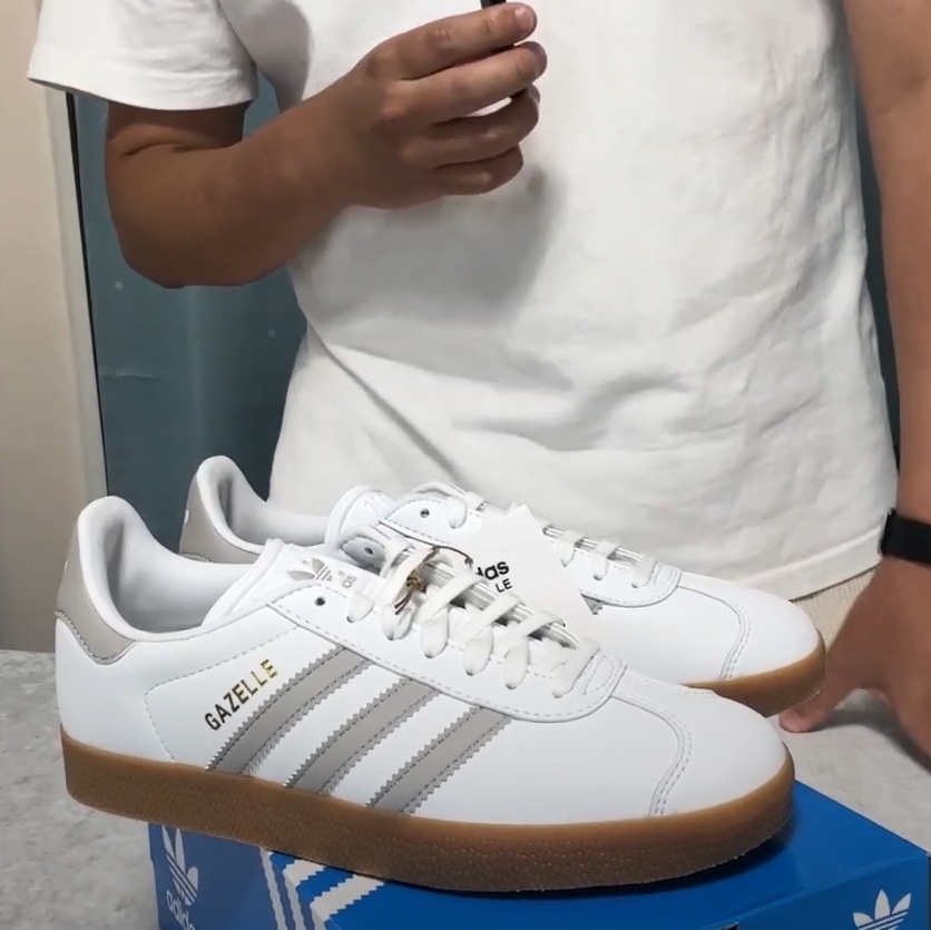 Adidas Gazelle White Grey 착용 스타일