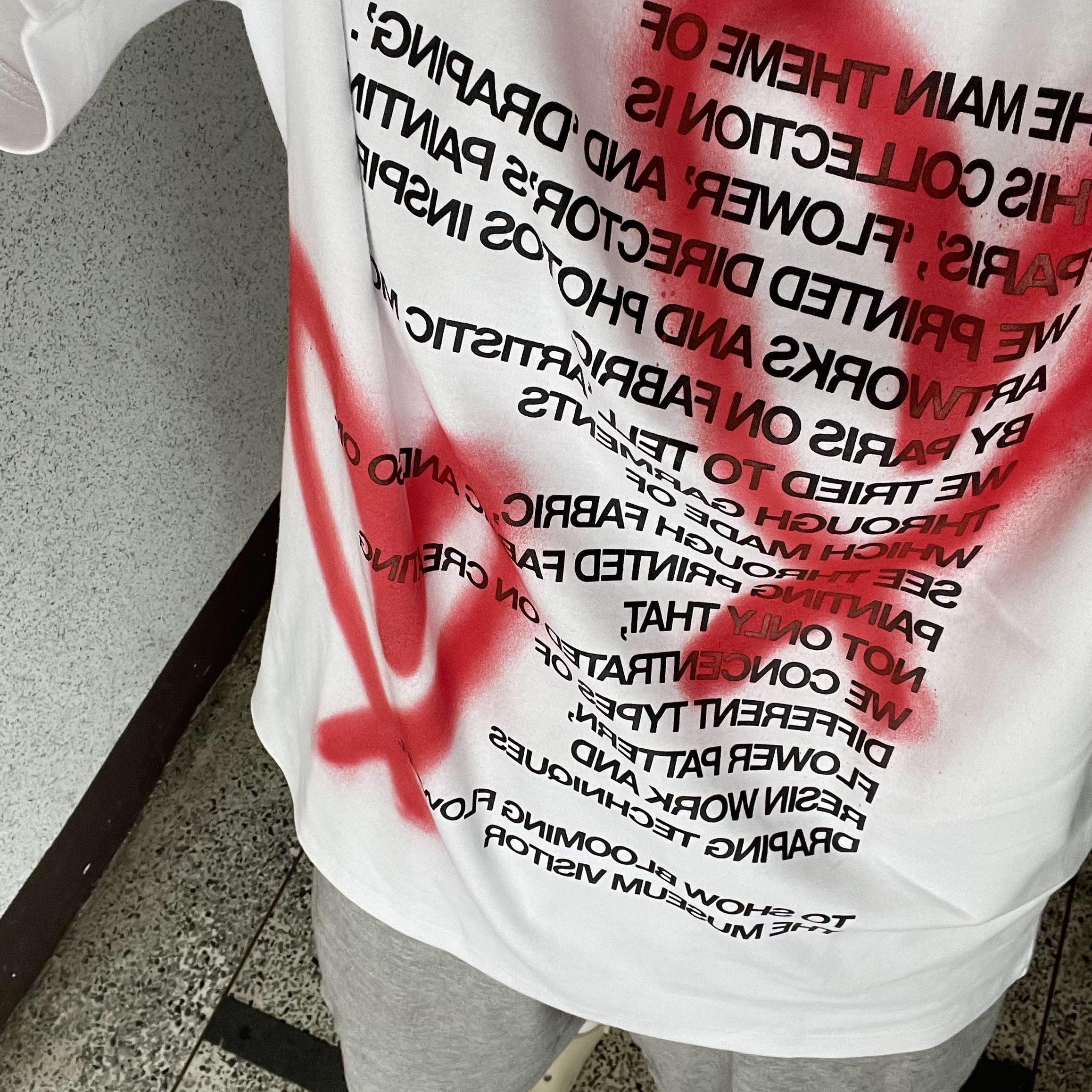 The Museum Visitor Heart Sprayed T-Shirt White 착용 스타일