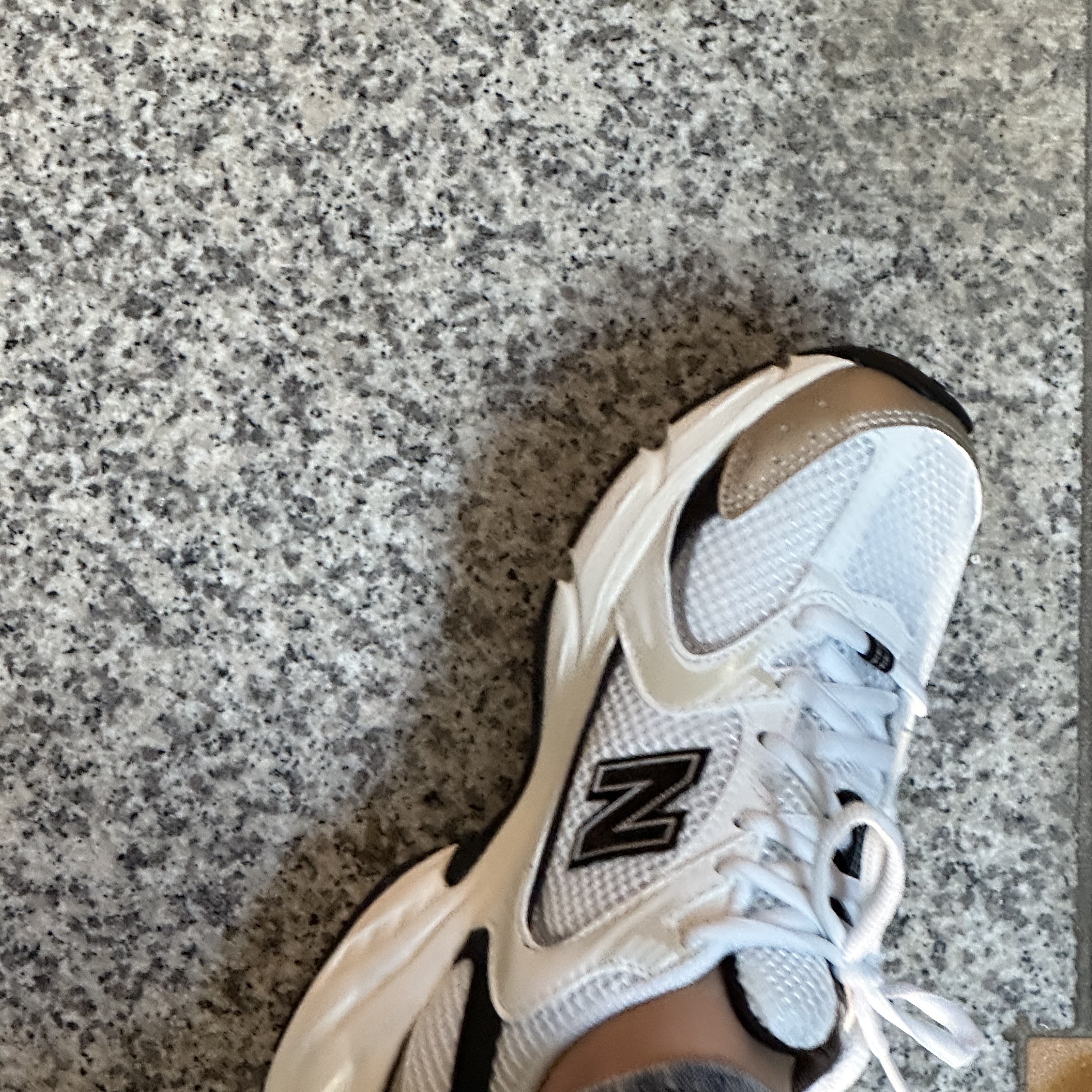 New Balance 530 White Gold 착용 스타일 - 2