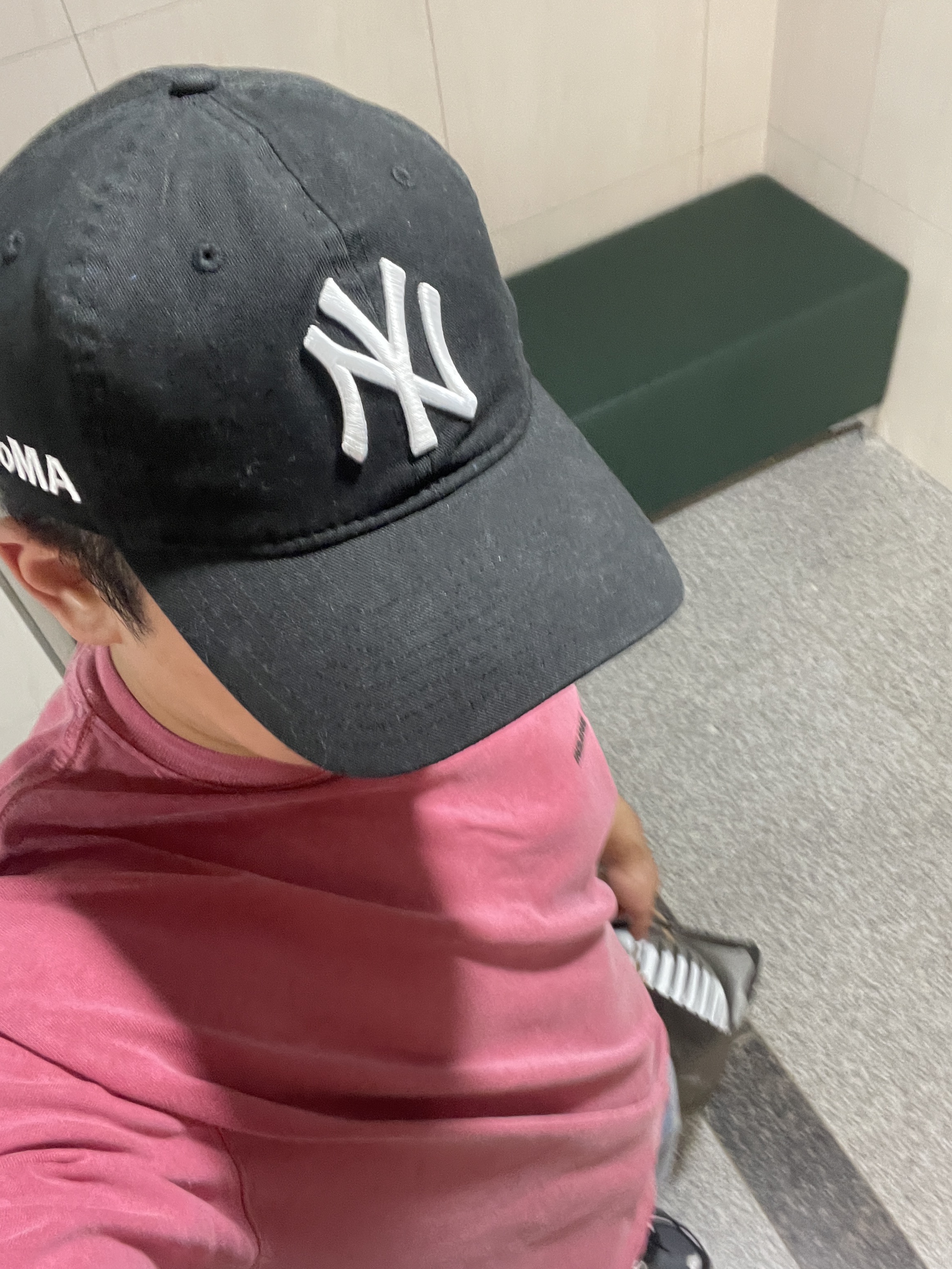 Asics Gel-Venture 6 Carrier Grey, New Era x MoMA New York Yankees Cap Black 착용 스타일 - 2