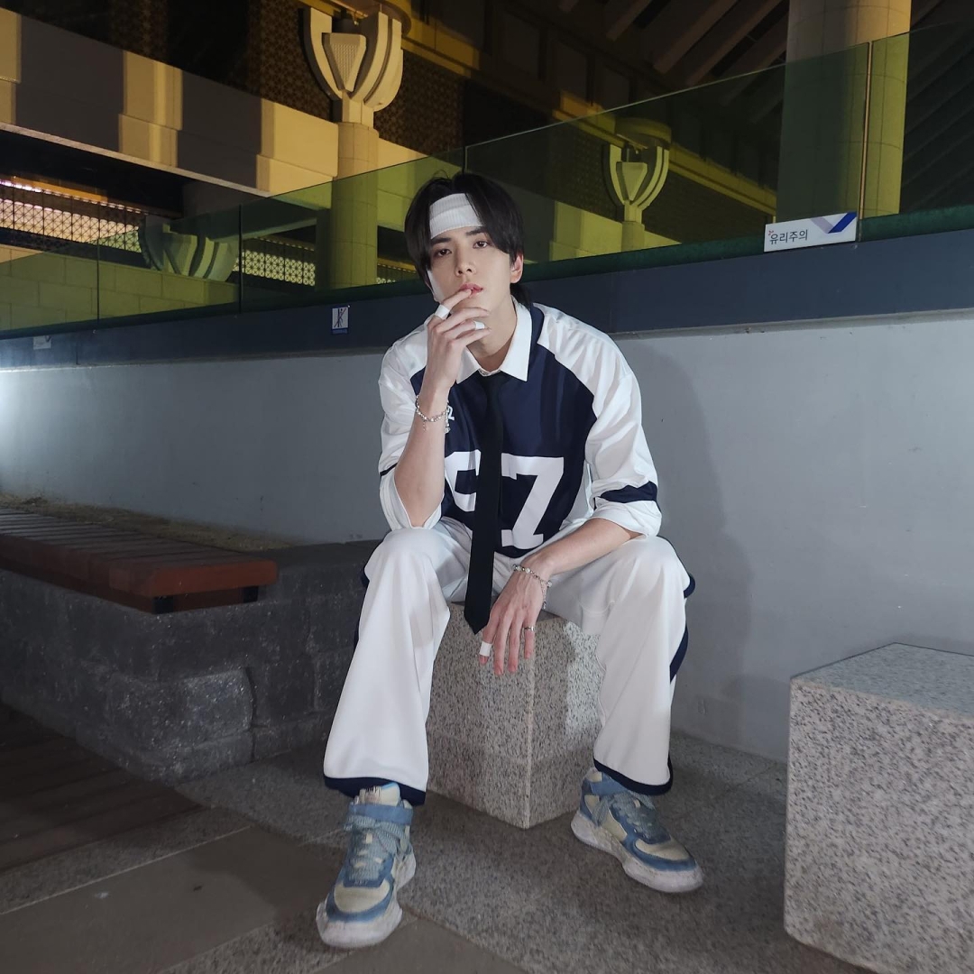 Maison Mihara Yasuhiro Wayne OG Sole Distressed Leather Low-top Sneaker Blue White 착용 스타일 - 2