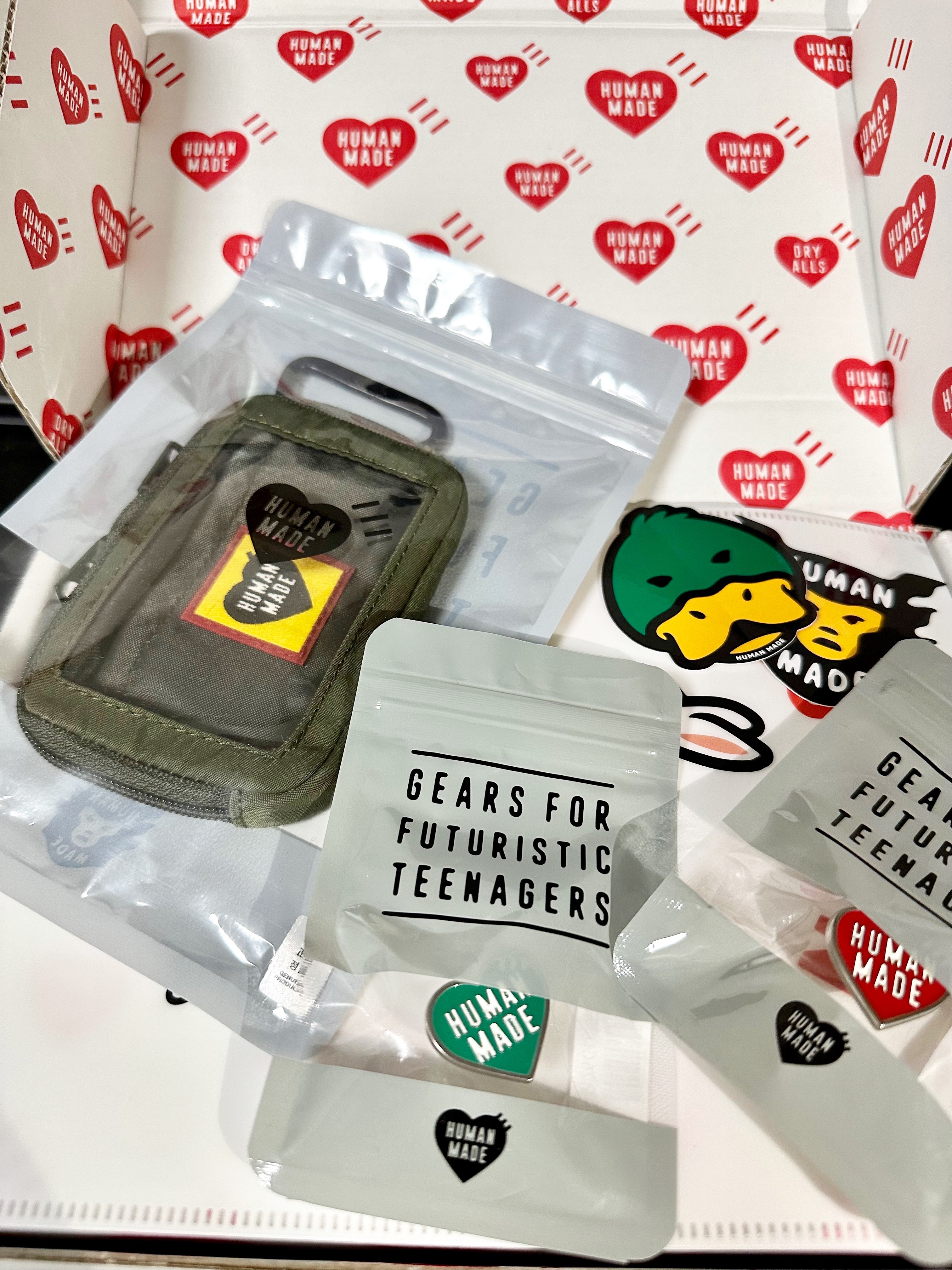 Human Made Military Card Case Olive Drab, Human Made Heart Pin Red 착용 스타일